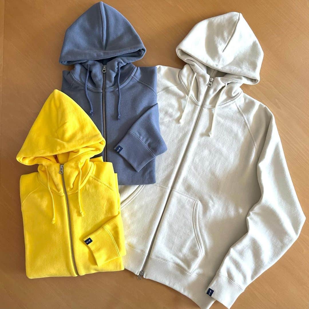 のインスタグラム：「． LW323リラックスフィットハイジップフーディ新色  LW323リラックスフィットハイジップフーディ新色に加えてリラックスフィットシリーズ(クルースウェット、プルオーバーフーディ)の新色も好評発売中です！素材はLWライト吊り裏毛を使用し、形は少しゆったりとリラックスした着用感になります。 カラーは蛍光イエロー、ウォームグレー、ニュートラルグレーの3カラー展開です。  その他、店頭には昨日から発売のメガループウィラーもご覧いただけます。 本日も19:30までお待ちしてます。  #loopwheeler #ループウィラー #loopwheelerfukuoka  #ループウィラー福岡  #tsuriami #吊り編み　 #sweat #スウェット」