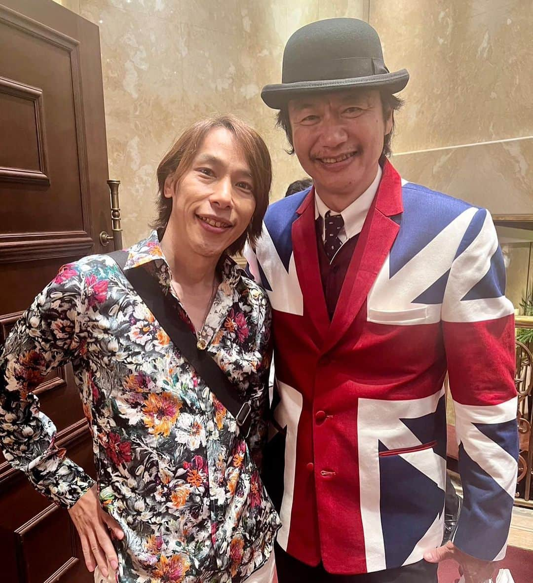 谷本貴義のインスタグラム：「昨日は、鎌倉にある英国アンティーク博物館BAM鎌倉さんの1周年記念パーティーへ、お祝いに行ったよ♪ 館長の土橋さん、優しくてダンディーでとても素敵な方です！ そしてナント、風間さん、真由美さん、ケニー大倉さん、K1ファイターの佐々木大蔵さんたちと同じテーブルだったので一緒に写真撮っていただきました♪ 以前も少し言ったけど、英国アンティーク博物館BAM鎌倉は鶴岡八幡のすぐ近くで、ホントイギリスのすっごいのがたくさんあるのでみんなぜひ遊びに行ってみてね♪  #英国アンティーク博物館  #鎌倉 #鶴岡会館 #土橋館長 #風間印房 #ケニー大倉 #佐々木大蔵 #谷本貴義」