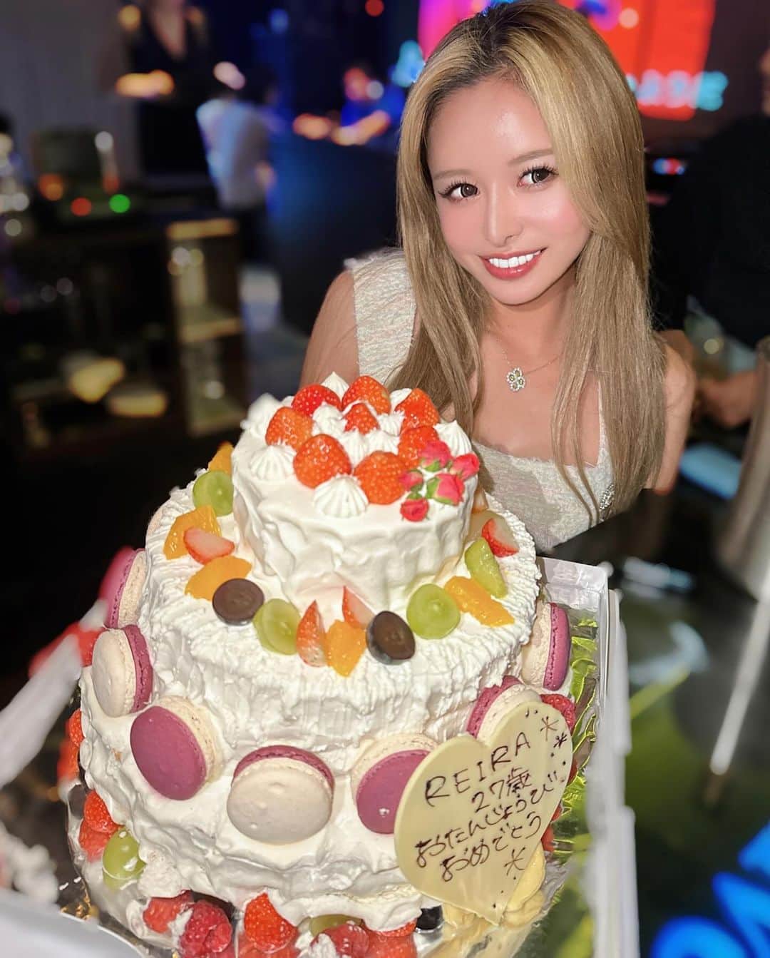 向日葵レイラのインスタグラム：「. 𝐹𝑎𝑚𝑖𝑙𝑦のお誕生日会🎂✨ そしたら俺もちゃっかりお祝い してもらっちゃった🥹💗 サプライズで死ぬ程可愛い ケーキ出てきて感動した🥲 気づいたら27本空いてたよ🍾笑  皆いつも本間にありがとう❤️‍🔥」