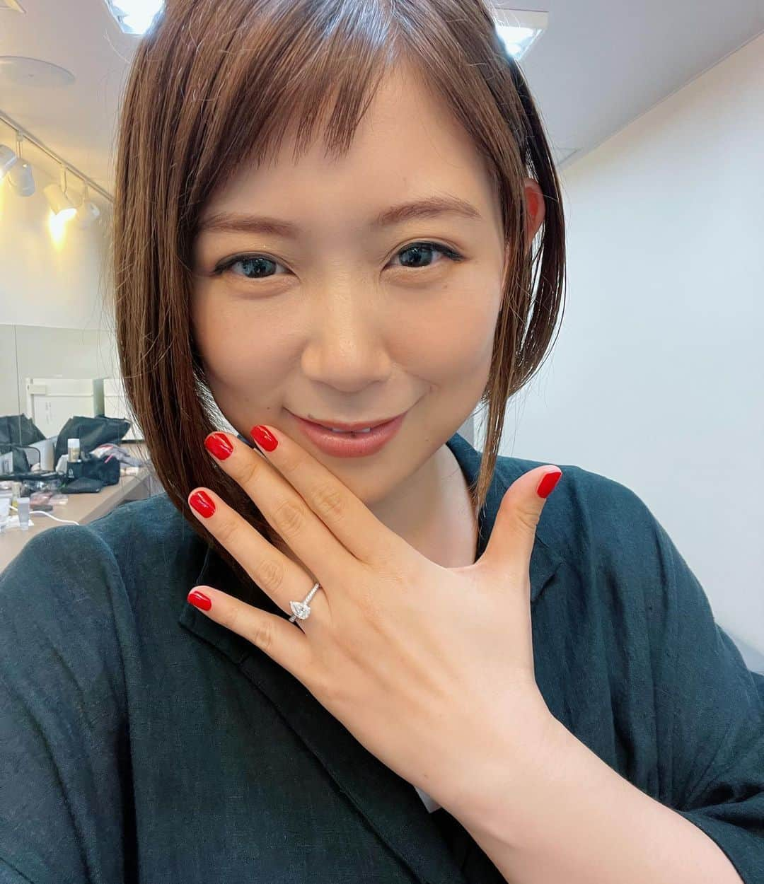 絢香さんのインスタグラム写真 - (絢香Instagram)「もうすぐ金沢公演！ 今日は赤ネイル💅 あと2公演🎙️ 楽しもうーーー💪🏻  #Funtale #tour」9月23日 16時46分 - ayaka_official_jp