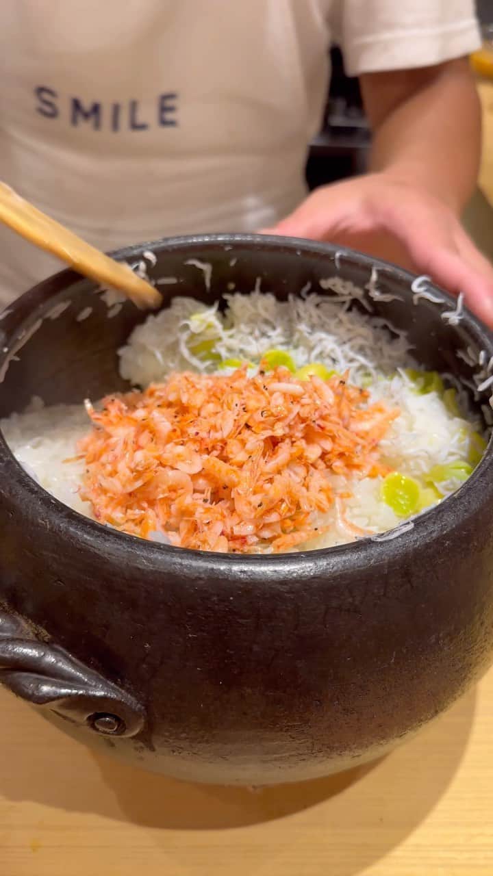 のインスタグラム：「えびちゃんとこの〆ごはん、酔っ払って全く記憶ないんだけど、動画見返したらめちゃめちゃおかわりしてた件。 しらす土鍋ご飯▶︎ＴＫＧ▶︎桜エビバターご飯▶︎いくらご飯▶︎海苔巻き ５杯😱😱😱  #shokudo #ebichan #kyoto #kawaramachi  #shijo #donabe #gohan」