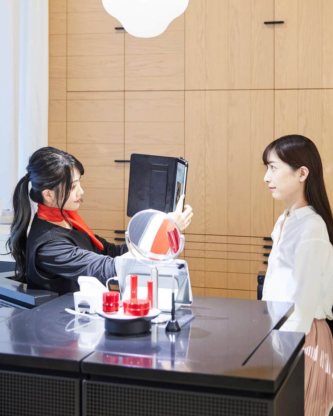 SHISEIDO THE GINZAのインスタグラム：「【inoui iD分析とは？】  「inoui iD分析」は 「顔の骨格やパーツの3D解析」、 「資生堂独自の顔立ち分析」、 「パーソナルカラー分析」の3つを融合した インウイのオリジナルコンテンツです。  簡単な質問に答えて顔写真を撮影し、 お客さまの魅力のポイントやニーズを捉えつつ カウンセリングを行います。  ぜひSHISEIDO THE STOREにて 「inoui iD分析」をお試しください。  #資生堂 #SHISEIDO #ギンザ #SHISEIDOTHESTORE #INOUI #インウイ #このうえない自分美へ #iD分析」