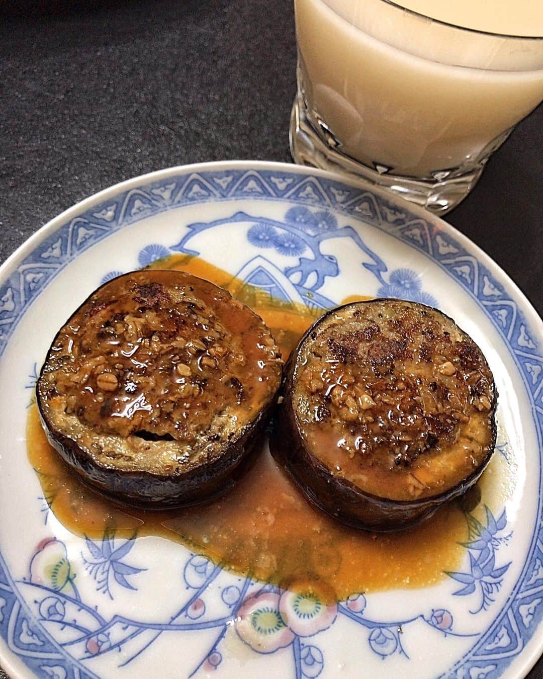小川知子さんのインスタグラム写真 - (小川知子Instagram)「秋分の日ですねー♪  暑い夏がずっと続いていて、日本独特の四季もなくなりそうですね。  運動するとやはりまだまだ暑い💦  今日は手作りラスクと 秋茄子の一品を紹介〜。  基本的に私は手が掛かり過ぎる料理はパスなので、簡単で美味しい物が好きです。 手が込んだものは外で頂けばいいので。  余った食パン🍞をオリーブオイルとハーブスパイスをかけてフライパンで炒るだけ。 赤ワインのおつまみにも最高です♪  茄子は真ん中をくり抜いて、小麦粉をまぶし、くり抜いた茄子、玉ねぎを微塵切り。 豚挽き肉を炒めて、全部を混ぜ、卵と片栗粉と塩胡椒してくり抜いた茄子に詰めます。 後は焼くだけ。 ソースはお好みで胡麻味噌ダレとかで。 お試しを〜😀  #茄子の詰め物 #手作りスパイスラスク #秋分の日 #小川知子」9月23日 16時53分 - tomoko_ogawa_