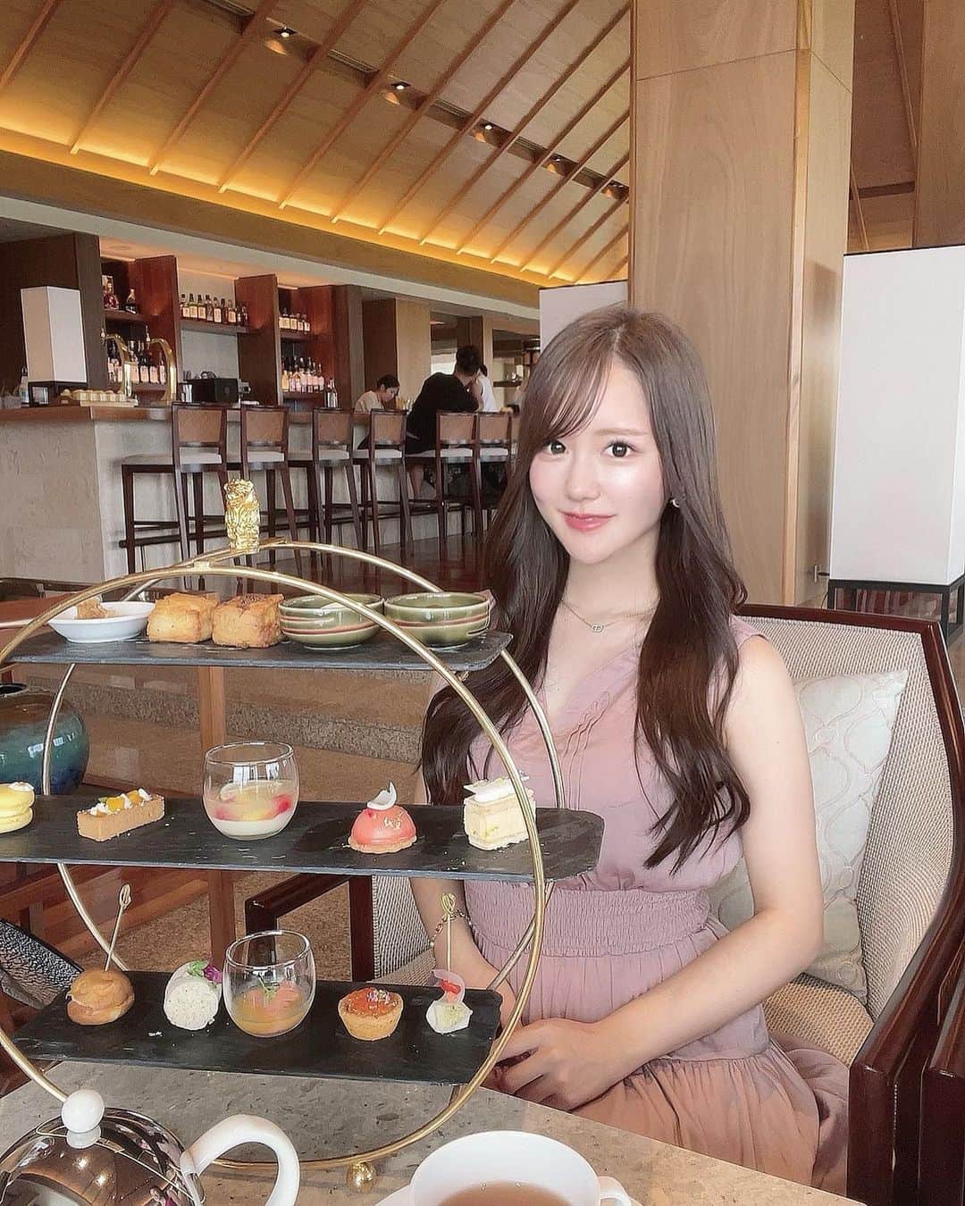 あだちまみのインスタグラム：「.  リッツカールトン沖縄♡ アフヌンしたよ🥂　 台風予報だけど晴れ女パワーで 台風どっかいきました🫡笑  #本日のコーデ#outfit #ポートレート#撮影 #撮影モデル#関西被写体#インフルエンサー #ビジネス#副業#事業#女性企業#美容 #ビジョビ#ビジョスタ#女性経営者 #wosaka」