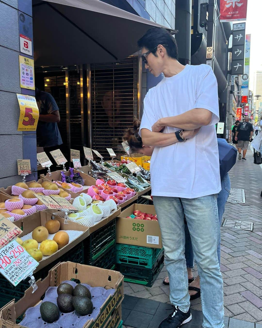 渡部純平のインスタグラム：「Looking for some fresh fruits 🍋🥝🍉 #八百屋 #白T に#デニム  　 #life#lifestyle#ootd#fresh#fruit#photooftheday#actor#mdel#meditation#yoga#pr#healthy#happy#junpeiwatanabe#渡部純平」