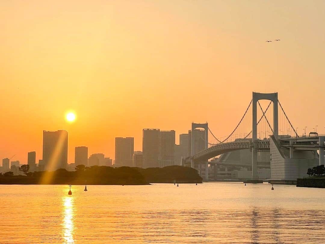 Hilton Tokyo Odaiba ヒルトン東京お台場さんのインスタグラム写真 - (Hilton Tokyo Odaiba ヒルトン東京お台場Instagram)「今日の「秋分の日」を境に日の長さが次第に短くなり、東京の景色も秋の夜長に向かいます。 秋の訪れを感じながら、読書や芸術、美しい東京の風景を楽しんでみませんか？🌇  Marking today's Autumn Equinox, Tokyo transitions into elongating autumn evenings with days becoming notably shorter. Amidst this seasonal shift, why not enrich your soul through reading, art, or by soaking in the city's evolving autumnal beauty?🌇  📸：a__min__  #ヒルトン東京お台場 #hiltontokyoodaiba」9月23日 17時01分 - hilton_tokyo_odaiba