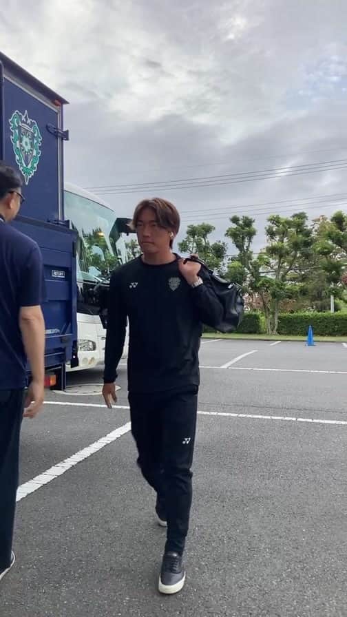 アビスパ福岡のインスタグラム：「チームバス到着シーンをお届けしました。  本日の柏戦も熱い応援よろしくお願いします🤲  #アビスパ福岡」