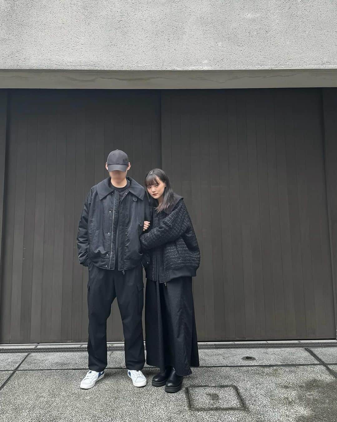 木村なつみのインスタグラム：「ついに明日！！！！！ カップルで展示会行きます！というお声が意外と多かったので カップル風の撮影してみました-！完全お揃いじゃない感じが超可愛い。 ツイードのジャケット初めて載せるけどめっちゃ可愛くない？😎  ・nylon padding jacket 柔らかくマットな風合いが上品なナイロン素材を使用したジャケット。この生地めっちゃお気に入り。 ドカジャンをベースとしたワークスタイルアイテム。 中綿が入ってるからめっちゃ暖かい！  ・tweed padding jacket 様々な太さの糸やリボンで織られたツイード素材を使用したジャケット。 ドカジャンをベースとしたワークスタイルアイテムを女性らしいツイード生地とオーバーサイズのシルエットで作って女性にも似合う◎ ボア外せます！  撮影協力者:177cm 木村:158cm  online 9/24〜 exhibition 9/24  11:00~21:00 25  11:00~20:00 📍river side gallery Nakameguro」