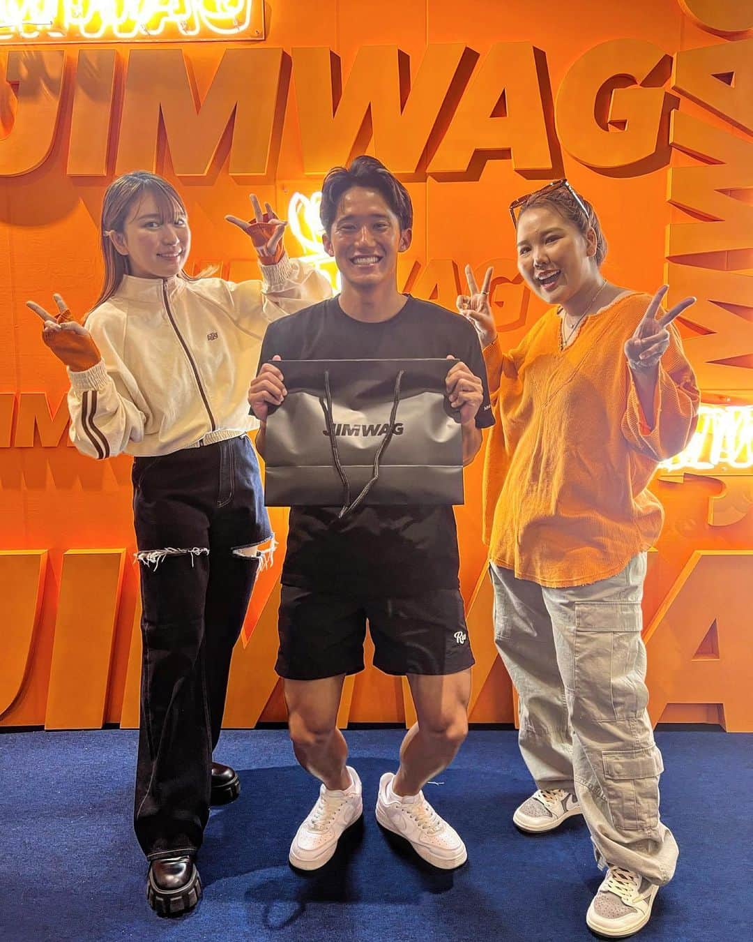 荒井陸のインスタグラム：「JIMWAG POPUP  先日、POPUPにお邪魔しました🦩🟠 にこちゃんらしい素敵な洋服、空間でした！  メンズもいける感じ最高！ヘビロテ確  @jimwag_official  @___nicoichi___  @riri_94413  #平成フラミンゴ #JIMWAGPOPUP」