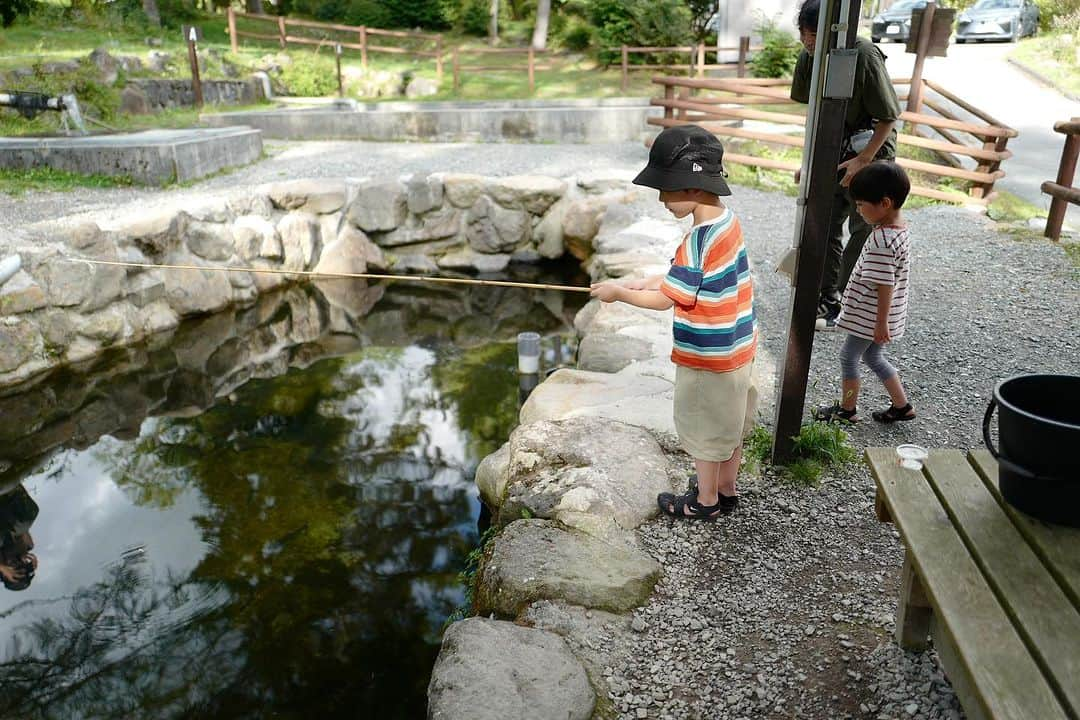 安田美沙子さんのインスタグラム写真 - (安田美沙子Instagram)「自然体験パート2  魚釣り🐟ではニジマスをつりました！  渓流釣り、掴み取りもあったけど、釣り堀にしました！  釣ってすぐ、炭で焼くのは美味しい😋  フォレストアドベンチャーでは、高いとこ苦手だけど、息子がぐいぐい行くから。。  頑張って挑戦。  最後の動画で叫んでます😅  パパにやってない人の温度差すごいからねって言われた。笑  90cmからできるので次男もできました☺️❤️  つづく。。。  #フォレストアドベンチャー蓼科 #釣り堀 #ニジマス #自然体験」9月23日 17時06分 - yasuda_misako