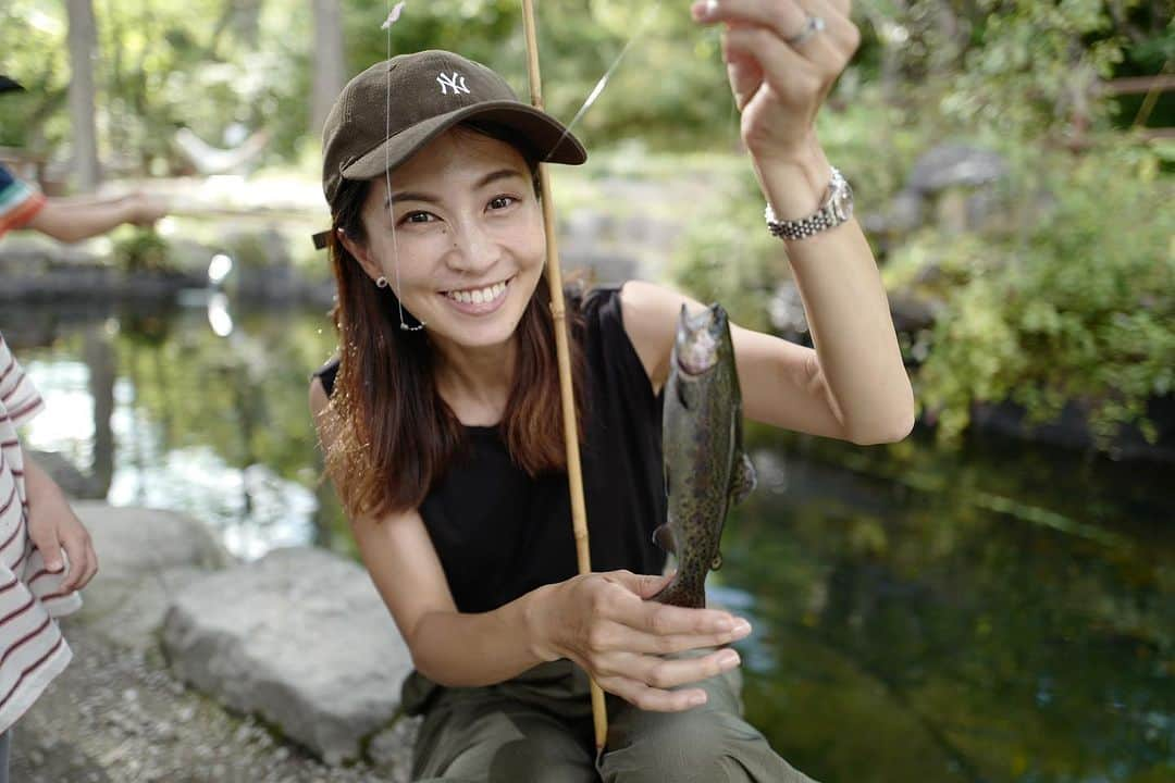 安田美沙子さんのインスタグラム写真 - (安田美沙子Instagram)「自然体験パート2  魚釣り🐟ではニジマスをつりました！  渓流釣り、掴み取りもあったけど、釣り堀にしました！  釣ってすぐ、炭で焼くのは美味しい😋  フォレストアドベンチャーでは、高いとこ苦手だけど、息子がぐいぐい行くから。。  頑張って挑戦。  最後の動画で叫んでます😅  パパにやってない人の温度差すごいからねって言われた。笑  90cmからできるので次男もできました☺️❤️  つづく。。。  #フォレストアドベンチャー蓼科 #釣り堀 #ニジマス #自然体験」9月23日 17時06分 - yasuda_misako