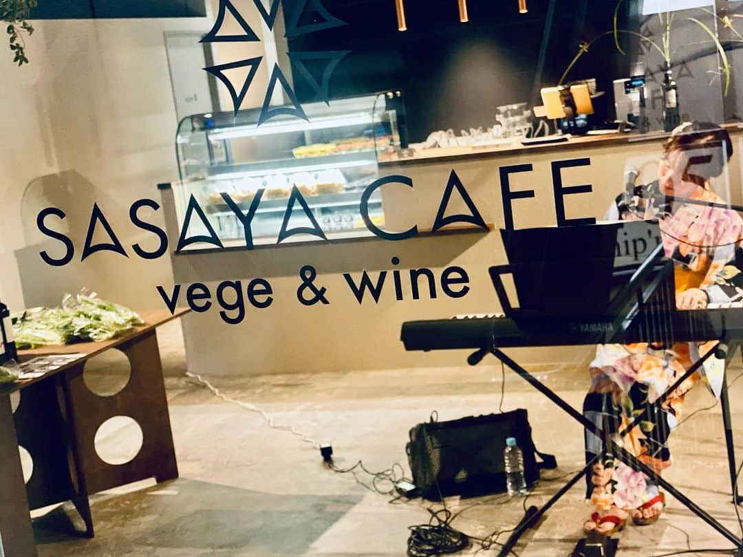 立石純子さんのインスタグラム写真 - (立石純子Instagram)「SASAYA CAFEさん @sasayacafe2023 での1回目のライブ、マイ鍵盤と共に終了しております♪　 　 この後17時20分から2ndステージ✨ 美味しいお食事・ワインもよろしければ是非に🍷　 ご来店お待ちしております⋆✴︎⋆.*･ 　 そして最後は18：55-　 本町小学校ステージへ！　 お時間許す限り、ぜひ秦野たばこ祭をお楽しみください🥰　 　 #秦野 #お祭り #たばこ祭 #祭り #祭典  #歴史 #76回 #ふるさと #はだのブランドアンバサダー #オープニングパレード #初出演 #感動 #感謝 #観光 #花火 #花火大会 #fireworks #ハイキング #温泉 #丹沢 #表丹沢 #mountains #instalike #パレード #オープンカー #live #ライブ #カフェ #coffee #wine」9月23日 17時07分 - junkokokotateishi