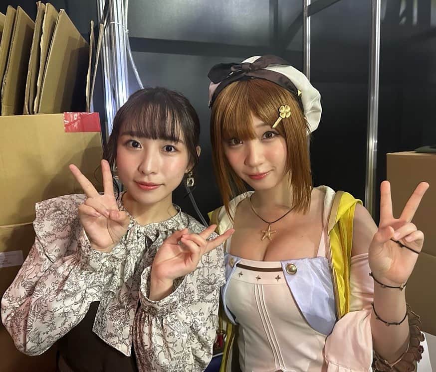 のインスタグラム：「TGS2023 コーエーテクモブースの公式コスプレイヤー ミニトークショーにて、MCをさせていただきました!!  そこで、大大大好きな伊織もえさんとご一緒させていただきまして😭😭 この人生でお会い出来るなんて思ってなかったのに、まさか同じステージ上に立つ日が来るなんて😭  ものすごく好きなんですと声をかけさせていただいて、めーちゃくちゃ優しく対応してくださって。 意味わかんないくらい可愛くて素敵でした。 夢か現実か分からなかったです。 いつも写真集で、SNSで、配信で見ている憧れの方が目の前に。意味わかんないですよね。  ああ今後も一生大好きです。」