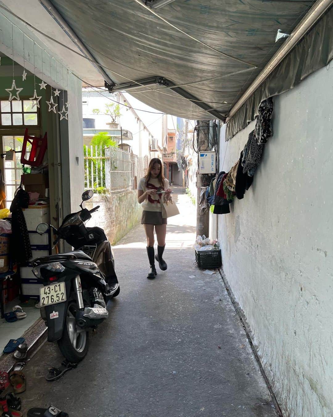 川戸沙羅さんのインスタグラム写真 - (川戸沙羅Instagram)「市場より市場の裏路地にある住宅地散歩を楽しんだ🧚🏽💚  #vietnamtrip #ベトナム旅行」9月23日 17時16分 - sara_shirasawa