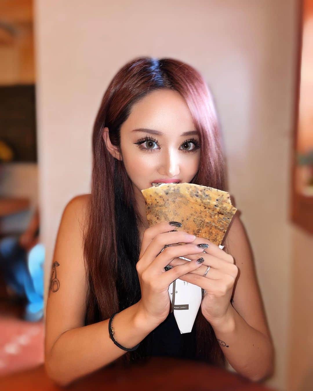 のインスタグラム：「久しぶりにクレープ食べた💖 半分も食べれなかったけど🤣🤣 ・ マツエク復活👀✨ やっぱりマツエク楽ちん！！ もちもめちゃくちゃ良くてデザイン完璧！！ いつもお願いしてもらってるのは @_nico_eyelash_ さんだよ！！ 目元バチバチに可愛くなるよ🥺💖  #マツエク #マツエクデザイン   #愛知マツエク #マツエクサロン  #愛知 #名古屋 #東三河  #男の子ママ #ママコーデ」