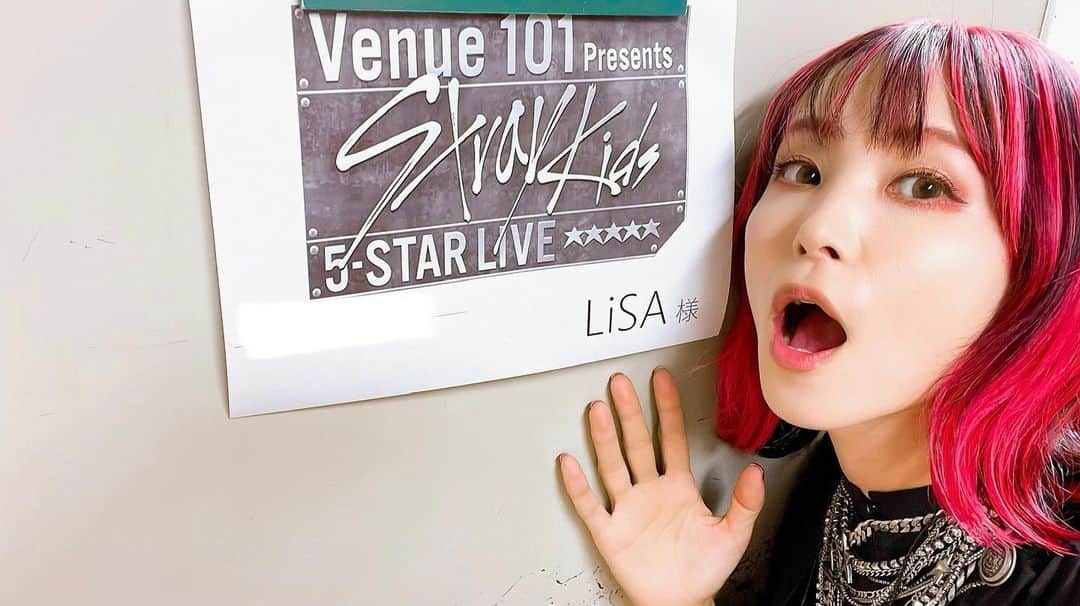 のインスタグラム：「今夜お邪魔しますっ🎙️ #スキズ　のみなさんと「Social Path」初披露です☻  @nhk_venue101   RT【TV】  明日9/23（土）23:00-23:30、NHK総合「#Venue101」のスピンオフ特番「Venue101 Presents Stray Kids 5-STAR LIVE」に #LiSA が出演いたします。 Stray KidsとLiSAのコラボレーション曲「Social Path」をテレビ初披露します。是非チェックして下さい。 ▼番組HP https://www.nhk.or.jp/music/venue101/」