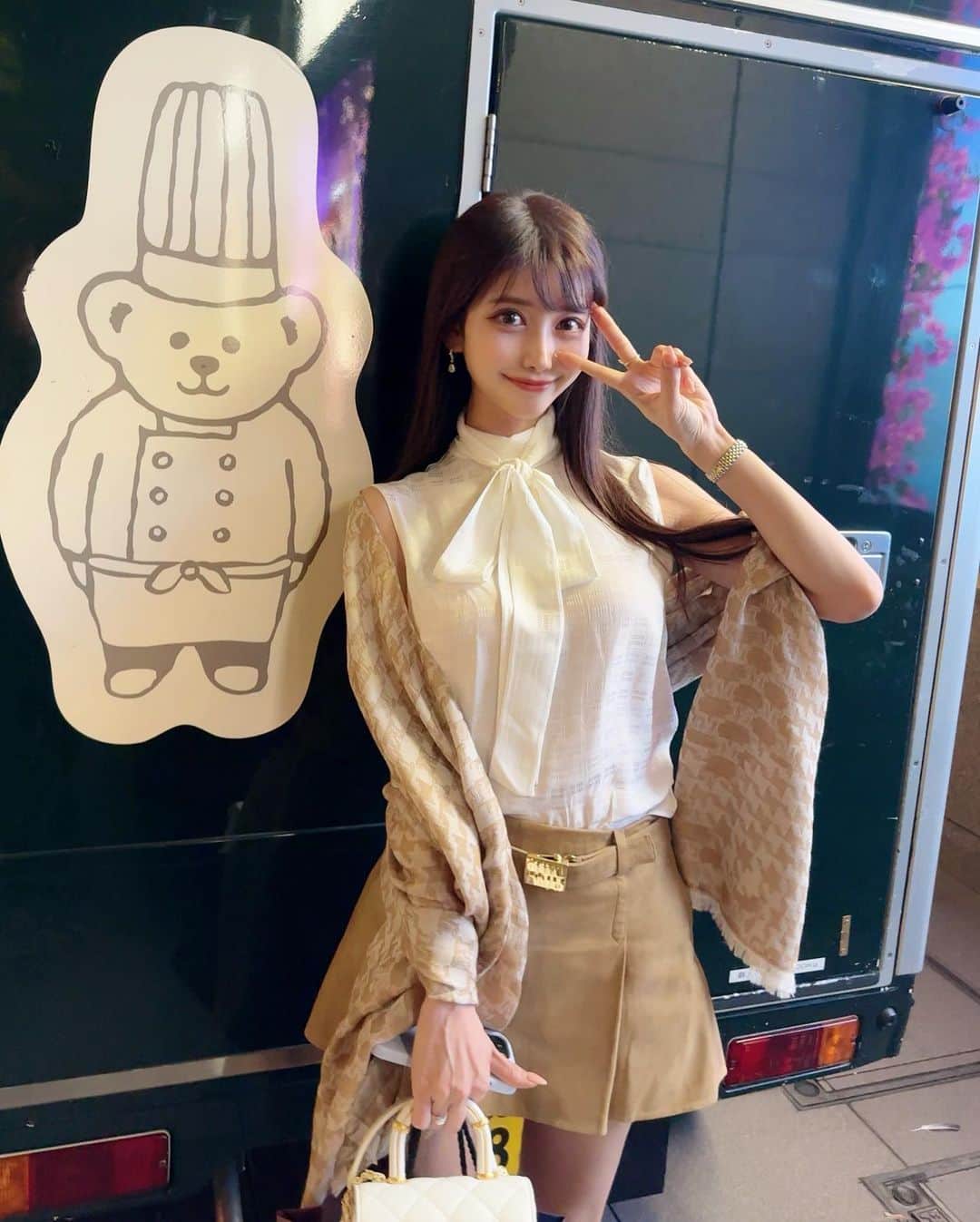 MAYUさんのインスタグラム写真 - (MAYUInstagram)「. 今日は秋分の日🍂 少し涼しくなってきたね...☁️♡ . . ごはん食べすぎてお腹苦しくて ベルトゆるゆるにしちゃったの図🤫🧸💭 . . #ootd#fashion#fashionstyle#miumiu#maxmara#tokyo#japan#japanesegirl#peninsula#peninsulatokyo」9月23日 17時10分 - mayu.kina_golf