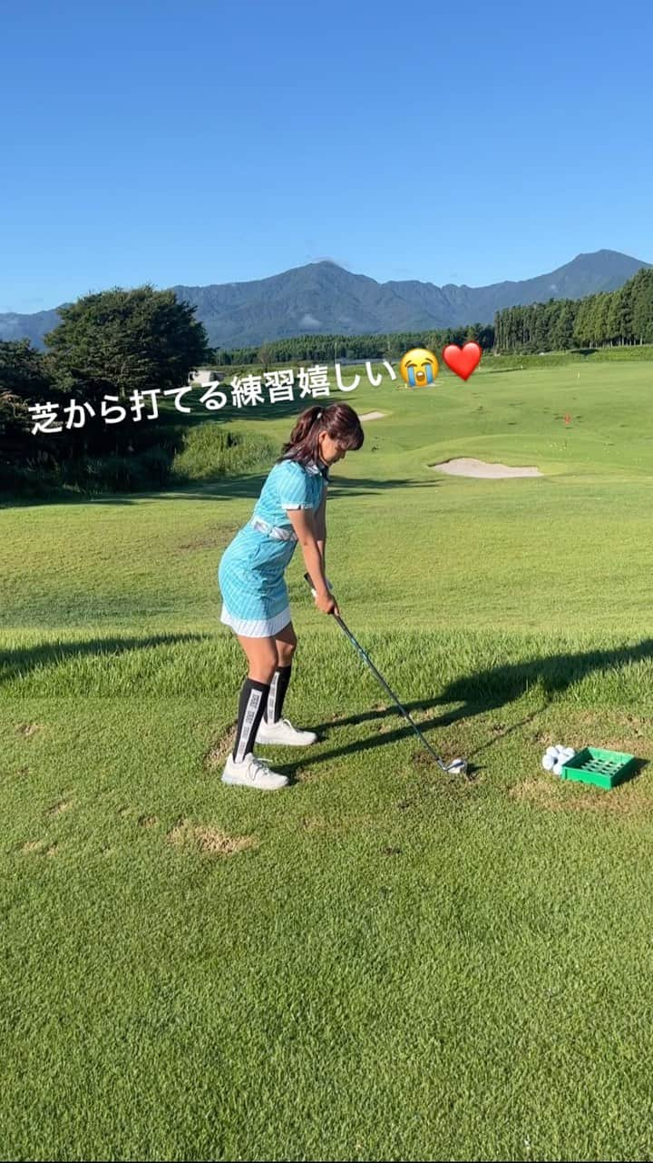 山内鈴蘭のインスタグラム：「芝から打てる練習場、中々無いから本当に嬉しい😢❤️  太平洋クラブ御殿場コースにて マルハンカップのプロアマ大会があり、 その時にプロの横で芝からアマチュアも打てたの🫣❤️  とっても幸せな時間だったよ😭😭😭  ミスった時が恥ずかしくてたまらなかったけど。笑  #ゴルフ #ゴルフ練習 #アイアン練習 #ゴルフ練習動画 #ゴルフ動画 #ゴルフスイング #ゴルフスイング動画 #ゴルフ好きな人と繋がりたい #ゴルフ女子 #ゴルフウェア #gorurun #ゴルラン #ゴルフ女子コーデ#ゴルフ場に感謝」