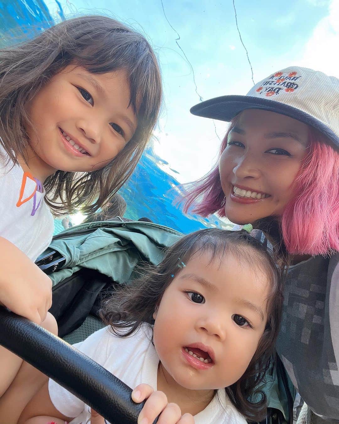 HARUKA MUTOのインスタグラム：「love Aquarium🐠🪼💛  パパ出張でワンオペ中は ママにもパパにもならなきゃいけないのです。　　  10キロの次女抱っこにひまの手を繋ぎ、 どんだけ重い荷物も気合いで持つ。が基本style🤘🏽  2人連れてのお出掛けは100%ドッと疲れるんだけど 楽しんでる姿を見ると、やっぱり行きたい場所に 連れてってあげたいと思うもの🫶 (道中ニコニコばかりではありませんw)  オトが水族館大好きだから 年パス買っちゃうおうかな💭🐠  #lovemyfamily #babygirl  #summer #sisters #momlife  #女の子ママ #姉妹ママ #1歳女の子 #5歳女の子 #ワンオペ育児 #ひまおと姉妹 #himaotosisters」