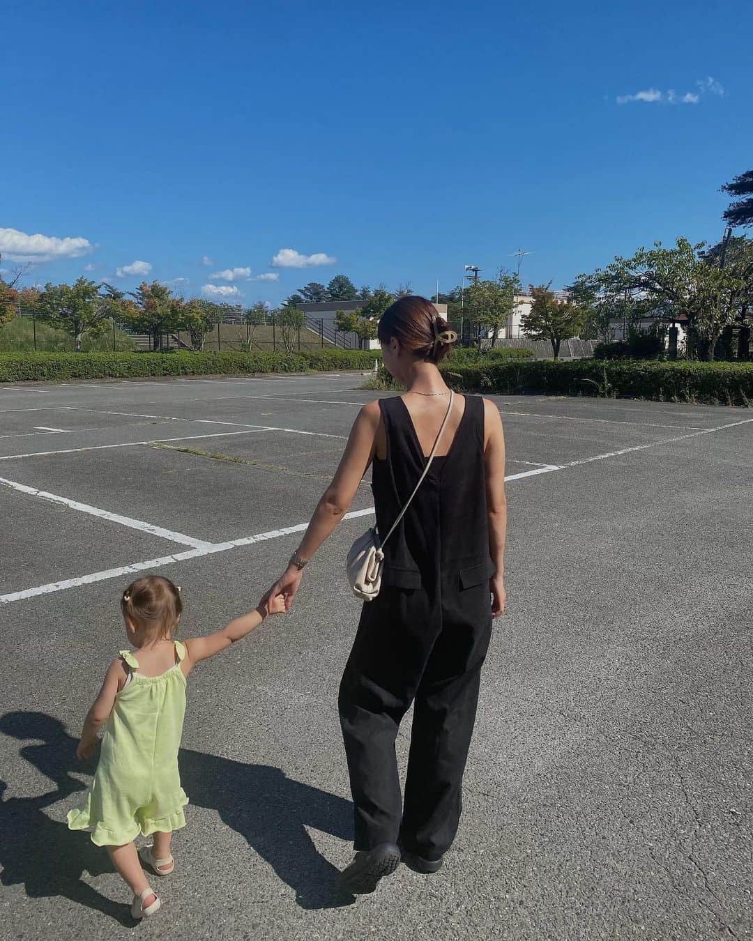 ᴱᴸᵞのインスタグラム：「⛲️✨🖤  水遊びしに公園行った日。  オールインワンって1枚で こなれ感出る気がしてほんと楽よね。 動きやすさ100点だし、 お散歩や公園行く時よく着てる🫰🏻  真夏日だったからキャミソール合わせだけど、 もう少し涼しくなったら 透け感のあるトップスやタートルと合わせて着たいな。  1000円オフクーポン出てたよ♡ @riberry.official  . #Riberry #Riberry_snap #リベリー」