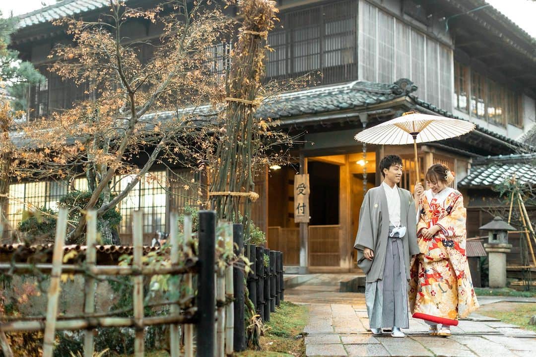 ラヴィ•ファクトリーさんのインスタグラム写真 - (ラヴィ•ファクトリーInstagram)「. 【写真で叶える結婚式】 . 紅葉×和装🍁 紅葉が美しい季節ならではのお写真を 大切な人たちと残しませんか？✨  . —————— ラヴィファクトリー:@niigata_laviephotography Photographer: @roku________ AREA:JAPAN,NIIGATA —————— @laviefactoryをフォローして #laviefactory #ラヴィファクトリー のハッシュタグをつけて お写真を投稿してみてくださいね✳︎ . こちらの公式IG（@laviefactory） で取り上げさせていただきます✨ . 思わず笑顔になれるハートのある 「家族写真」はラヴィクルール* >>>@laviecouleur_official . #wedding #weddingphotography #photo #ハートのある写真 #instawedding #結婚写真 #ウェディング #ウェディングフォト #撮影指示書 #ロケーションフォト #前撮り #写真好きな人と繋がりたい #フォトウェディング #卒花 #後撮り #ウェディングニュース #前撮り小物 #前撮りフォト #前撮りアイテム #ウェディング撮影 #撮影構図 #前撮りアイディア #撮影指示書 #花嫁コーディネート #花嫁コーデ #和装ロケフォト #秋前撮り #紅葉フォト」9月23日 17時12分 - laviefactory