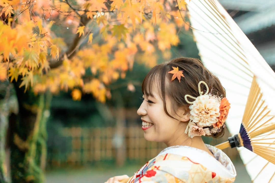 ラヴィ•ファクトリーさんのインスタグラム写真 - (ラヴィ•ファクトリーInstagram)「. 【写真で叶える結婚式】 . 紅葉×和装🍁 紅葉が美しい季節ならではのお写真を 大切な人たちと残しませんか？✨  . —————— ラヴィファクトリー:@niigata_laviephotography Photographer: @roku________ AREA:JAPAN,NIIGATA —————— @laviefactoryをフォローして #laviefactory #ラヴィファクトリー のハッシュタグをつけて お写真を投稿してみてくださいね✳︎ . こちらの公式IG（@laviefactory） で取り上げさせていただきます✨ . 思わず笑顔になれるハートのある 「家族写真」はラヴィクルール* >>>@laviecouleur_official . #wedding #weddingphotography #photo #ハートのある写真 #instawedding #結婚写真 #ウェディング #ウェディングフォト #撮影指示書 #ロケーションフォト #前撮り #写真好きな人と繋がりたい #フォトウェディング #卒花 #後撮り #ウェディングニュース #前撮り小物 #前撮りフォト #前撮りアイテム #ウェディング撮影 #撮影構図 #前撮りアイディア #撮影指示書 #花嫁コーディネート #花嫁コーデ #和装ロケフォト #秋前撮り #紅葉フォト」9月23日 17時12分 - laviefactory