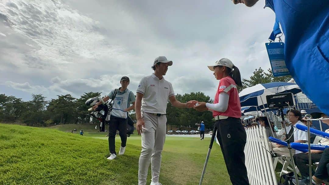  JGTO 男子プロゴルフツアーさんのインスタグラム写真 - ( JGTO 男子プロゴルフツアーInstagram)「17番ホールの『ザ・ギャラリーホール』にて、ジュニアゴルファーが競技中のプロと同じティーイングエリアからワンオンチャレンジを行いました。グリーンDJ・タケ小山さんが盛り上げる中、大ギャラリーの声援を受け、10人のジュニアゴルファーが挑戦してくれました！   #パナソニックオープンゴルフチャンピオンシップ2023 #小野東洋ゴルフ倶楽部 #兵庫県 #JGTO #男子ゴルフツアー」9月23日 17時13分 - japangolftour