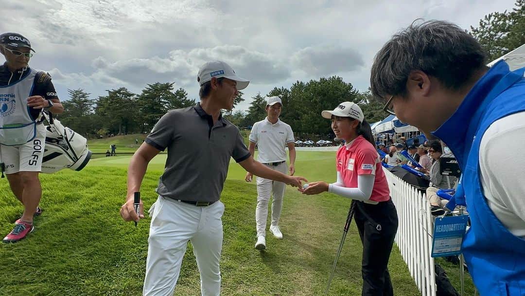  JGTO 男子プロゴルフツアーさんのインスタグラム写真 - ( JGTO 男子プロゴルフツアーInstagram)「17番ホールの『ザ・ギャラリーホール』にて、ジュニアゴルファーが競技中のプロと同じティーイングエリアからワンオンチャレンジを行いました。グリーンDJ・タケ小山さんが盛り上げる中、大ギャラリーの声援を受け、10人のジュニアゴルファーが挑戦してくれました！   #パナソニックオープンゴルフチャンピオンシップ2023 #小野東洋ゴルフ倶楽部 #兵庫県 #JGTO #男子ゴルフツアー」9月23日 17時13分 - japangolftour
