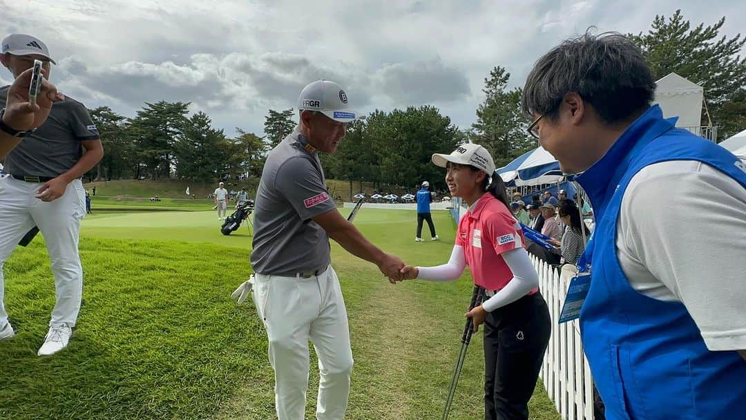  JGTO 男子プロゴルフツアーさんのインスタグラム写真 - ( JGTO 男子プロゴルフツアーInstagram)「17番ホールの『ザ・ギャラリーホール』にて、ジュニアゴルファーが競技中のプロと同じティーイングエリアからワンオンチャレンジを行いました。グリーンDJ・タケ小山さんが盛り上げる中、大ギャラリーの声援を受け、10人のジュニアゴルファーが挑戦してくれました！   #パナソニックオープンゴルフチャンピオンシップ2023 #小野東洋ゴルフ倶楽部 #兵庫県 #JGTO #男子ゴルフツアー」9月23日 17時13分 - japangolftour
