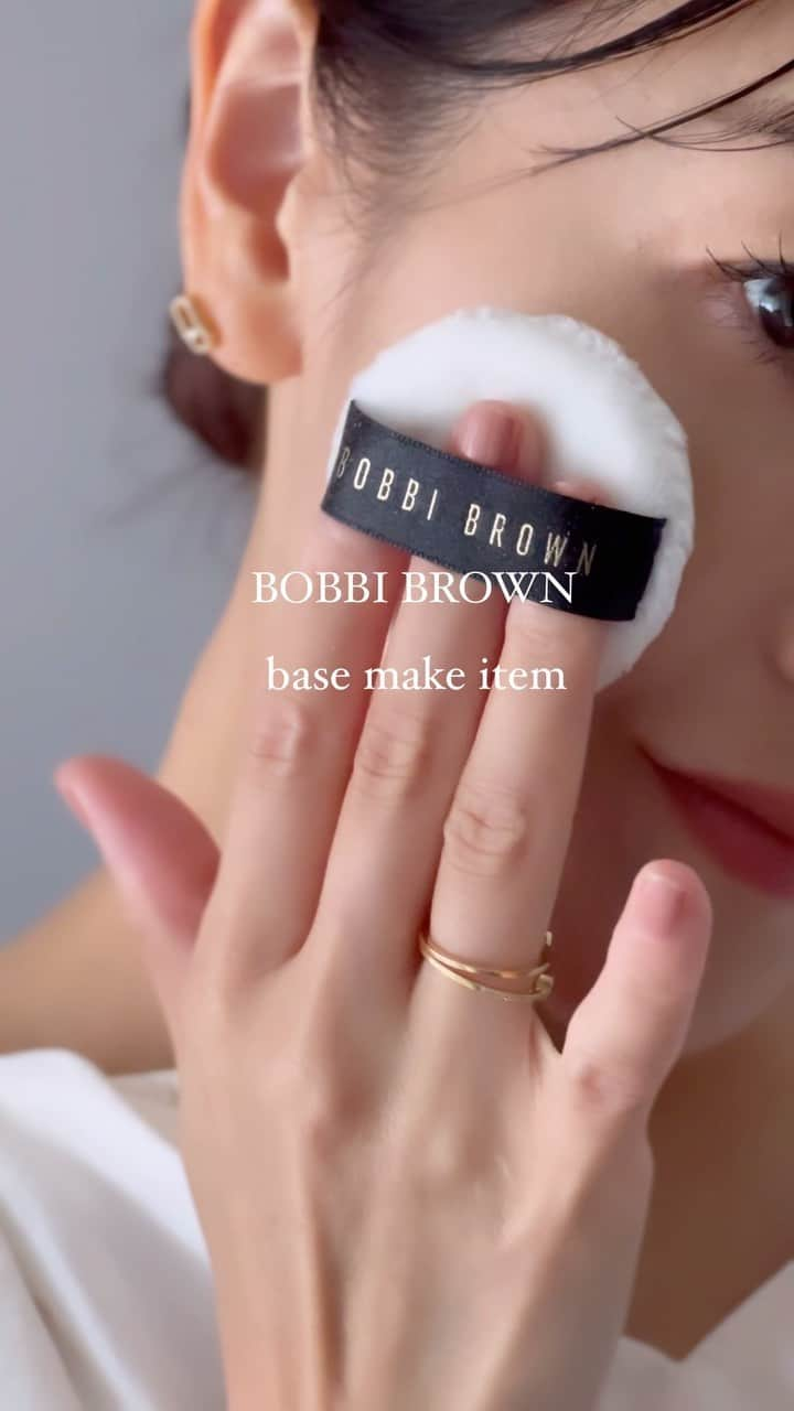 金子麻貴のインスタグラム：「ベースメイク開封動画❤️❤️  @bobbibrownjapan さんから素敵なボックスを頂きました✨新製品のインセンシブ セラム クリーム ファンデはスキンケア成分もたっぷりで体温で溶けてピタっと密着。  専用のブラシでフェイスカーブに沿って綺麗に塗れる！角度を変えて小鼻もピタっとフィット👌  インテンシブ セラム ラディアンス プライマーとインテンシブ セラム クリームファンデーション、仕上げのルースパウダーでシルクサテン肌に仕上がります✨  #BOBBIBROWN#ボビイブラウン#濃密美容液ファンデーション#シルクサテン肌#女王粉霜#メイク#コスメ#ベースメイク」