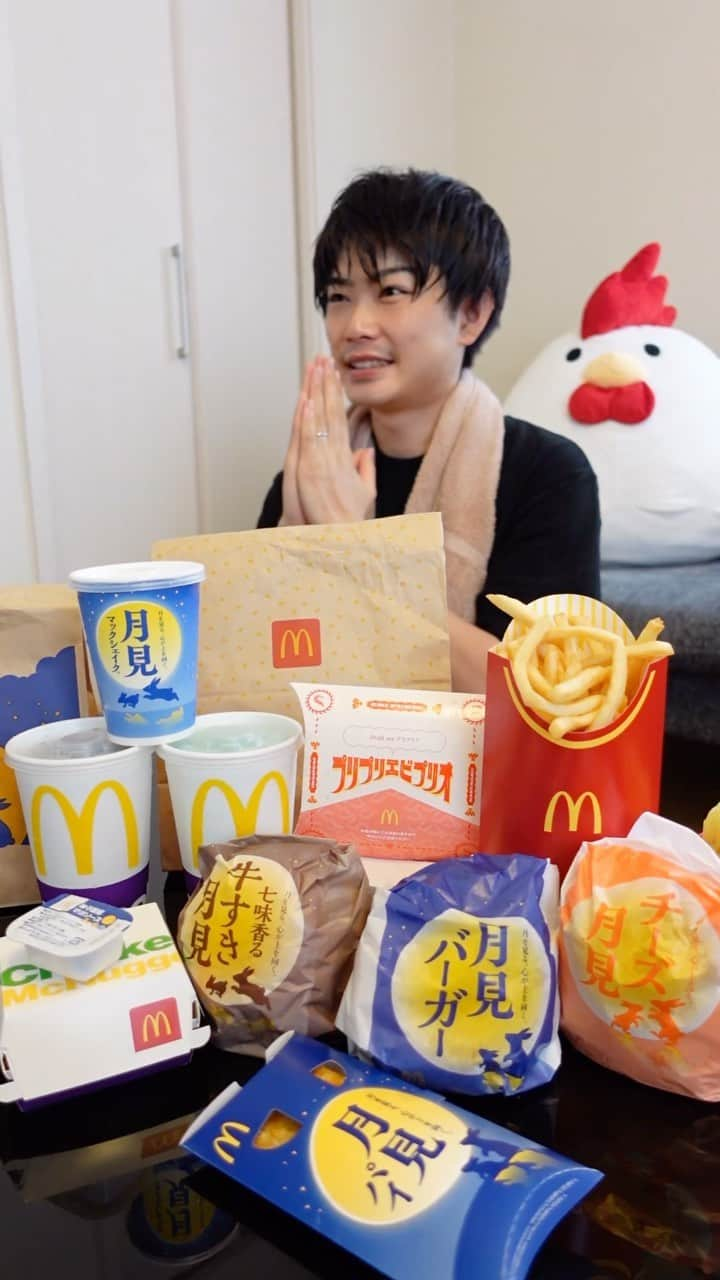 ぴーきちのインスタグラム：「風呂上がりに月見マクドナルド食べてみました✨ 連日飲みすぎて声がガサガサなので、アフレコなしです😂  ～～～～～～～～～～～～～～～～～～～～～～～～～～～～～～～～～～  レシピ本第二弾「おつかれごはん おかわり」作っちゃいました！ Amazonや楽天でチェックしてみてくださーーーーい🥰✨  #おつまみ  #おうち時間  #おうち居酒屋  #マクドナルド #mcdonalds」