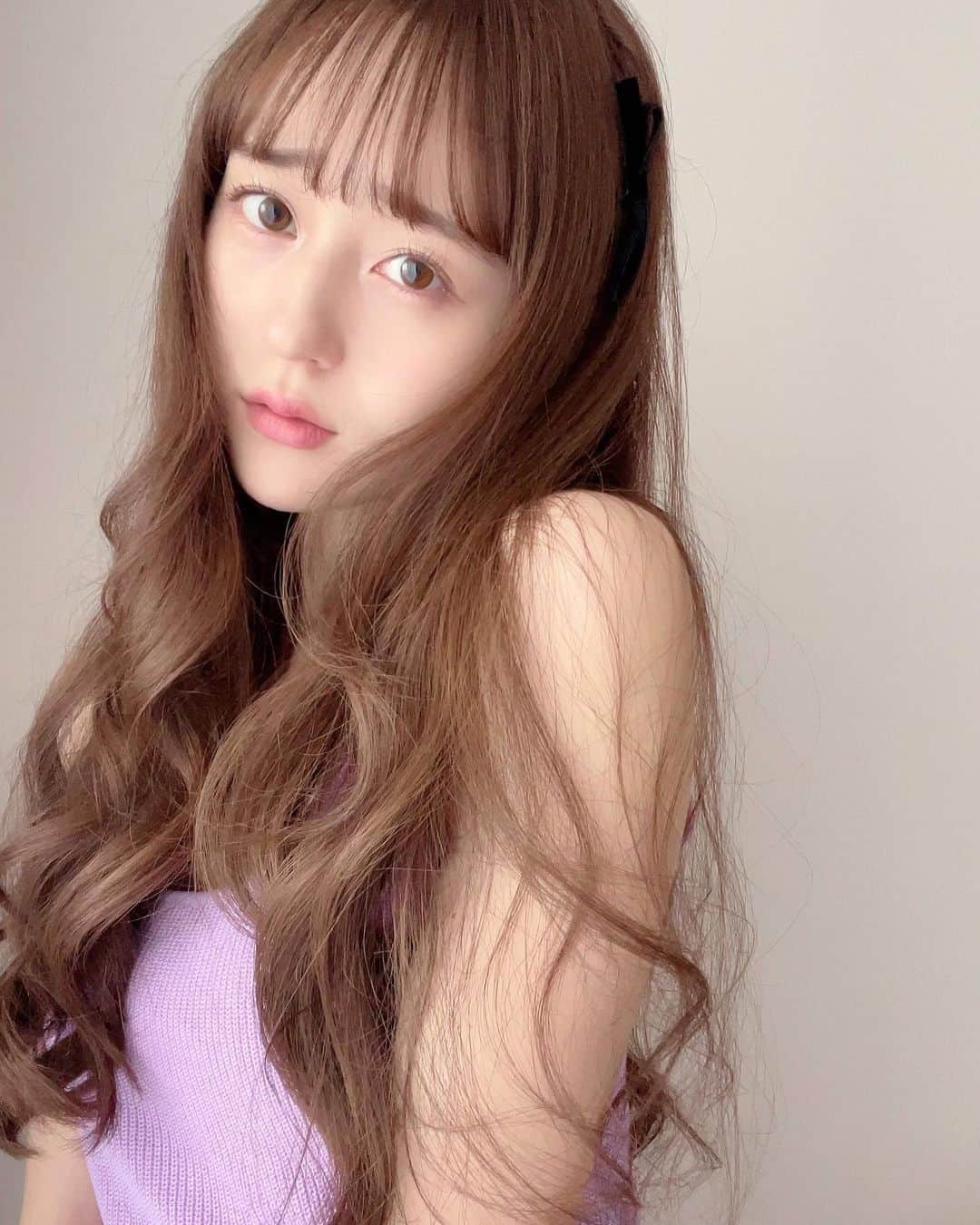 牧野真鈴のインスタグラム：「💜 ⁡ 今日のメイクに使った TIRTIRのMASK FIT TONE UP ESSENCE💟 新色のラベンダー！ ⁡ 少量で伸びがとにかくよくて、 ラベンダーの下地は透明感がでるので嬉しい…♡ ⁡ #TIRTIR #ティルティル」