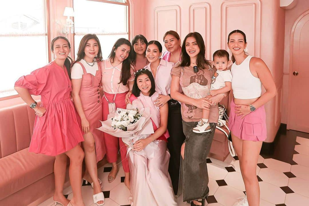 ジェシカ・イスカンダルさんのインスタグラム写真 - (ジェシカ・イスカンダルInstagram)「Surprise baby showernya mami Tere💘👶🏻 selamat bumil lancar terus sampai lahiran, semoga sehat terus bersama baby! #girlsquad campur sari.  Lokasi @amyandcake  Photo @aldosinarta  Decor @orlinsevents」9月23日 17時23分 - inijedar