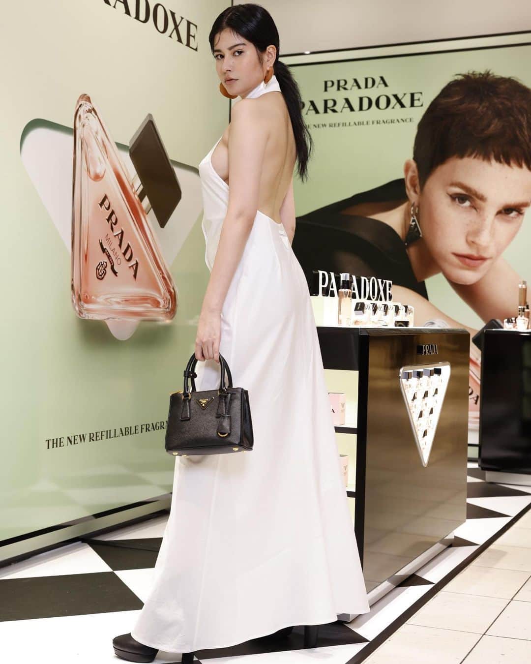 Julia Abe Brazilianさんのインスタグラム写真 - (Julia Abe BrazilianInstagram)「New #PradaParadoxe refillable fragrance pop up is now open for the public 9/20〜9/26 at Isetan Shinjuku! Thank you @pradabeauty team for having me!  #PradaBeauty #プラダパラドックス   PS last vid is proof of my legit awkwardness even when smelling something so heavenly 😅 Also look at how happy mamãe was when I got home with the package 🤣❤️」9月23日 17時24分 - juliasumire