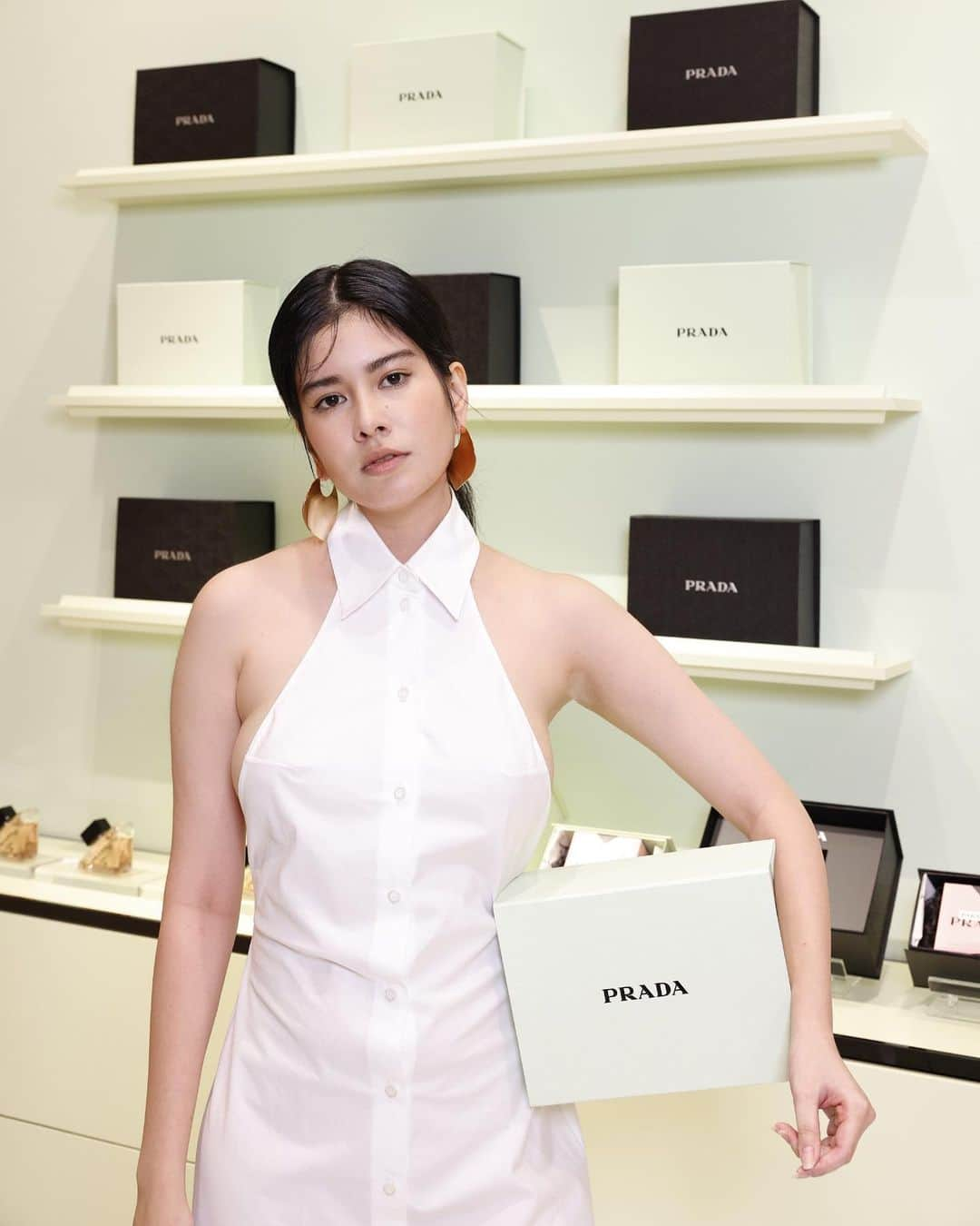 Julia Abe Brazilianさんのインスタグラム写真 - (Julia Abe BrazilianInstagram)「New #PradaParadoxe refillable fragrance pop up is now open for the public 9/20〜9/26 at Isetan Shinjuku! Thank you @pradabeauty team for having me!  #PradaBeauty #プラダパラドックス   PS last vid is proof of my legit awkwardness even when smelling something so heavenly 😅 Also look at how happy mamãe was when I got home with the package 🤣❤️」9月23日 17時24分 - juliasumire