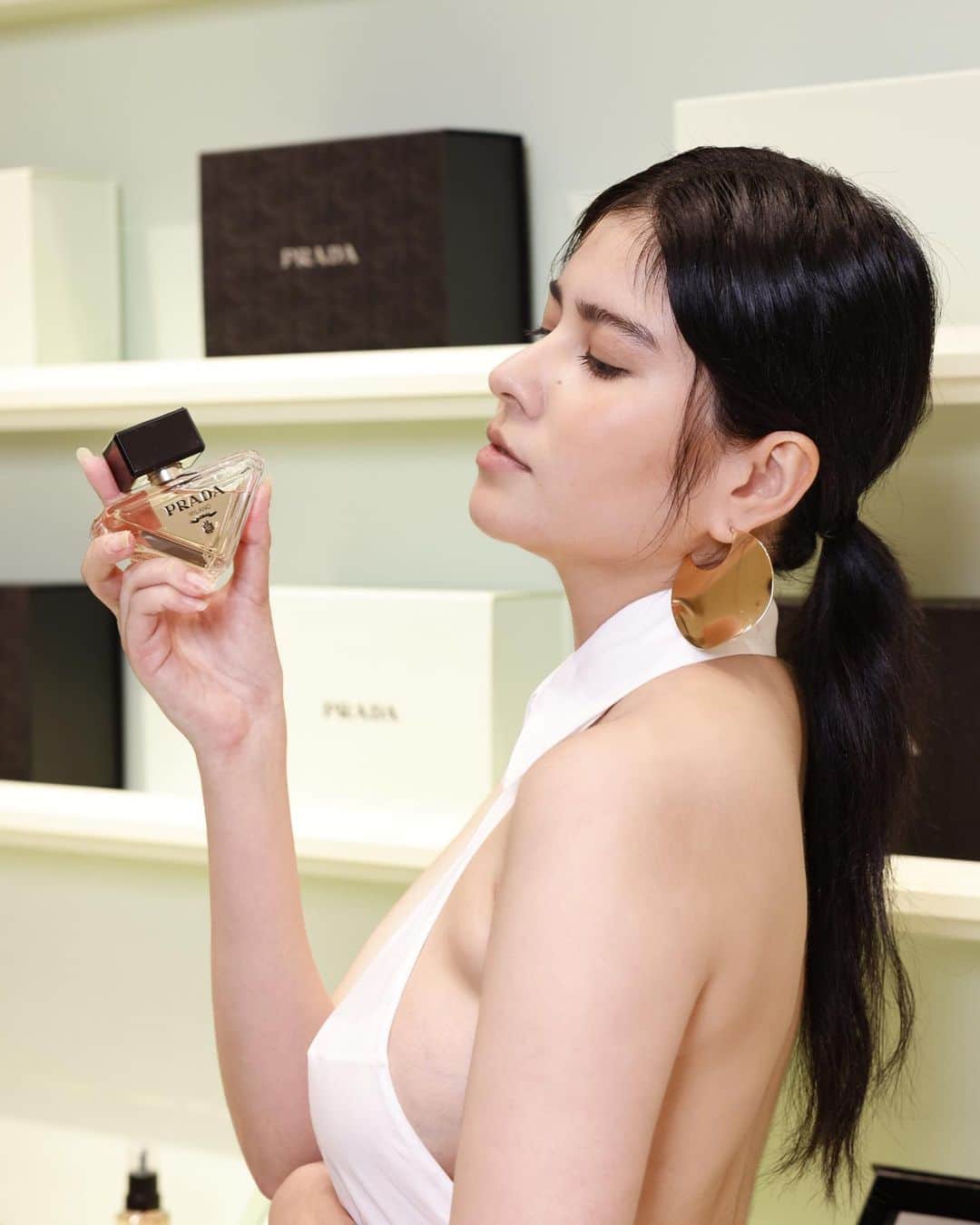 Julia Abe Brazilianさんのインスタグラム写真 - (Julia Abe BrazilianInstagram)「New #PradaParadoxe refillable fragrance pop up is now open for the public 9/20〜9/26 at Isetan Shinjuku! Thank you @pradabeauty team for having me!  #PradaBeauty #プラダパラドックス   PS last vid is proof of my legit awkwardness even when smelling something so heavenly 😅 Also look at how happy mamãe was when I got home with the package 🤣❤️」9月23日 17時24分 - juliasumire