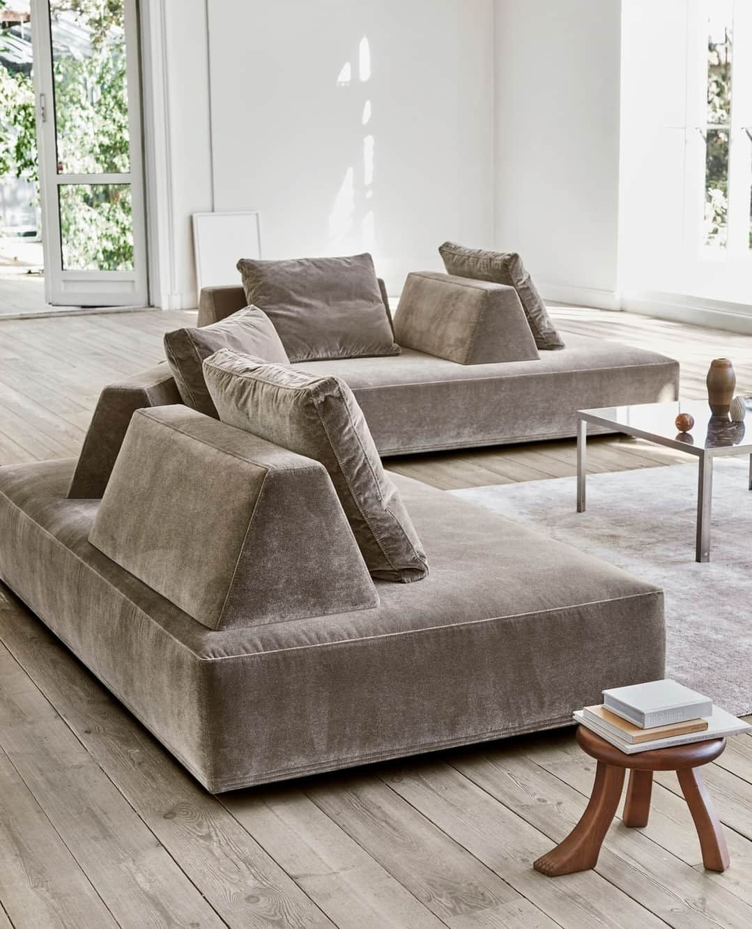 eilersenさんのインスタグラム写真 - (eilersenInstagram)「The Playground sofa can be used in many ways due to its versatile backrest and cushions, which are easy to move around. You can lounge any way you like.⁠ ⁠ Sofa: Playground upholstered in Berlin 36⁠ Designer:  Jens Juul Eilersen⁠ Table: Frame⁠ Carpet: Stick in colour silver⁠ ⁠ ⁠ ⁠ #eilersen #eilersenfurniture #myeilersen #enjoyaneilersen #playground #jensjuuleilersen #homedecor #sofa #danishdesign #inredning #finahem #interiorlovers #interiordesign #modernliving #minimalism #nordiskehjem #nordicinspiration #nordicliving #craftsmanship #boligindretning #designinterior #livingroominspo #boliginspiration  #hemindredning #schönerwohnen #nordicminimalism #designinspiration #throughgenerations」9月23日 17時35分 - eilersen