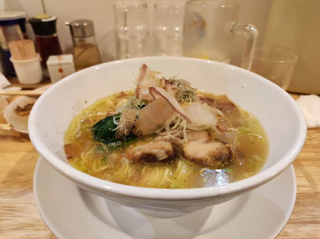 のインスタグラム：「うめしお らーめん天神下大喜 悩みに悩んでのうめしお。うまみの厚い鶏塩スープに梅の酸味が合うなぁ。とろろ昆布に油揚げの組み合わせもすごくいい。そして細麺がうまくてズバズバいける。居心地良くおいしく楽しくいただきました。」