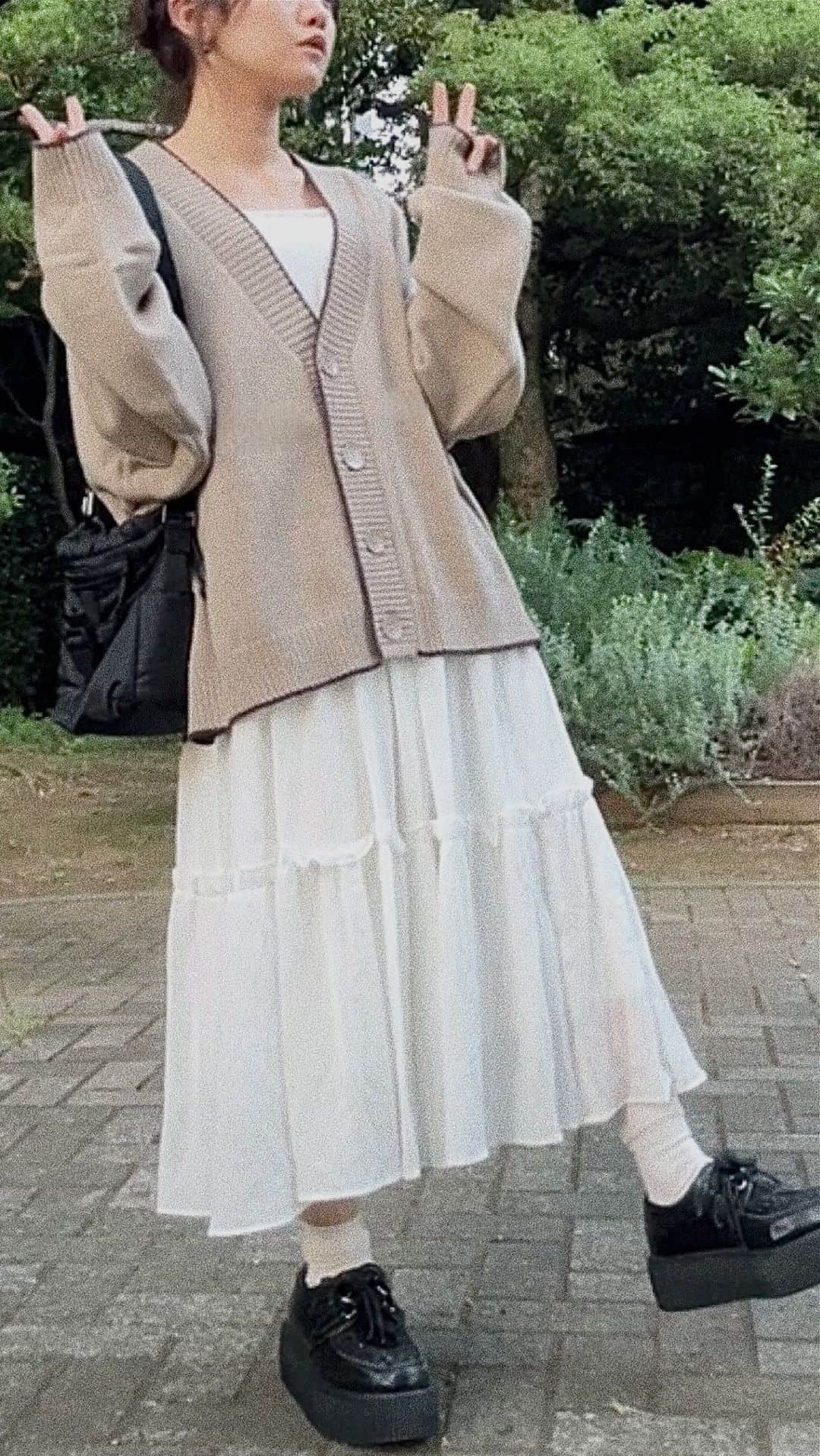 こねねこのインスタグラム：「肌触り柔らかでもっちりしたニット🧶  @classicalelf_official さんのカーディガン！  146cm Mサイズ着用  カラーはベージュです◎  ストーリーも見てね！！！  #classicalelf #クラシカルエルフ #エルフコーデ #タイアップ #低身長コーデ #秋コーデ」