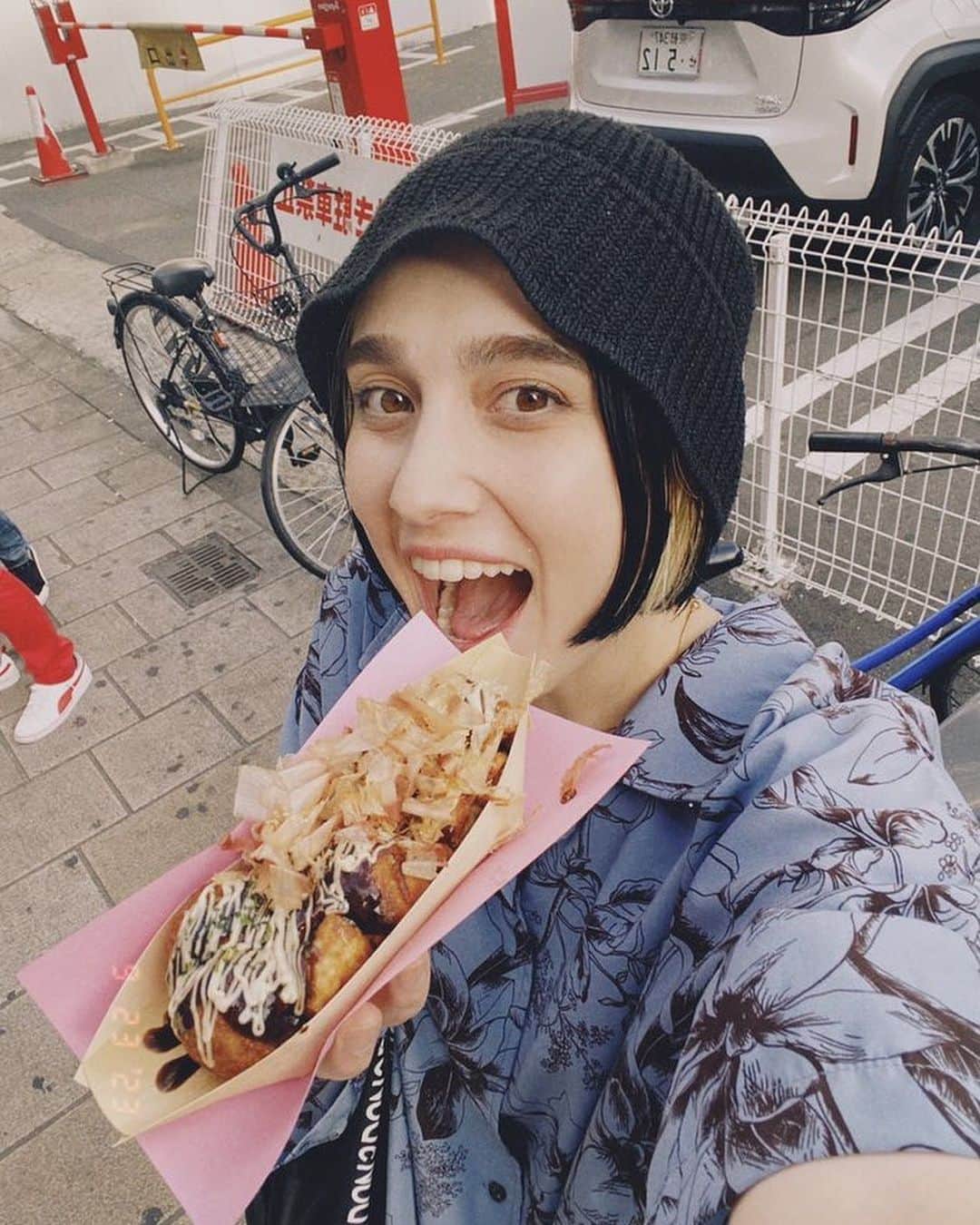 Emilyのインスタグラム：「たこ焼きだいすき😍 大阪ありがとう！次は来週名古屋と京都に来るよー！ NakamuraEmi先輩とカワムラ先輩とくるよー！チェケだよー！知らなかった〜はなしだよー！  🔲9/29(金)名古屋CLUB UPSET 開場18:30/開演19:00 ¥4,000  🔲9/30(土)京都somenokyoto 開場18:00/開演19:00 ¥4,500」