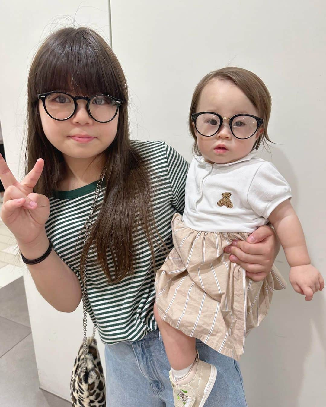 おかんとむすめさんのインスタグラム写真 - (おかんとむすめInstagram)「.  女子会土曜日👩‍👩‍👧💖  ねぇねが選んだおそろいのメガネ🥸 髪ゴムは0.1秒でとるのに メガネはしばらくつけてくれてた😳  #年の差姉妹 #年の差育児」9月23日 17時33分 - okanmusume