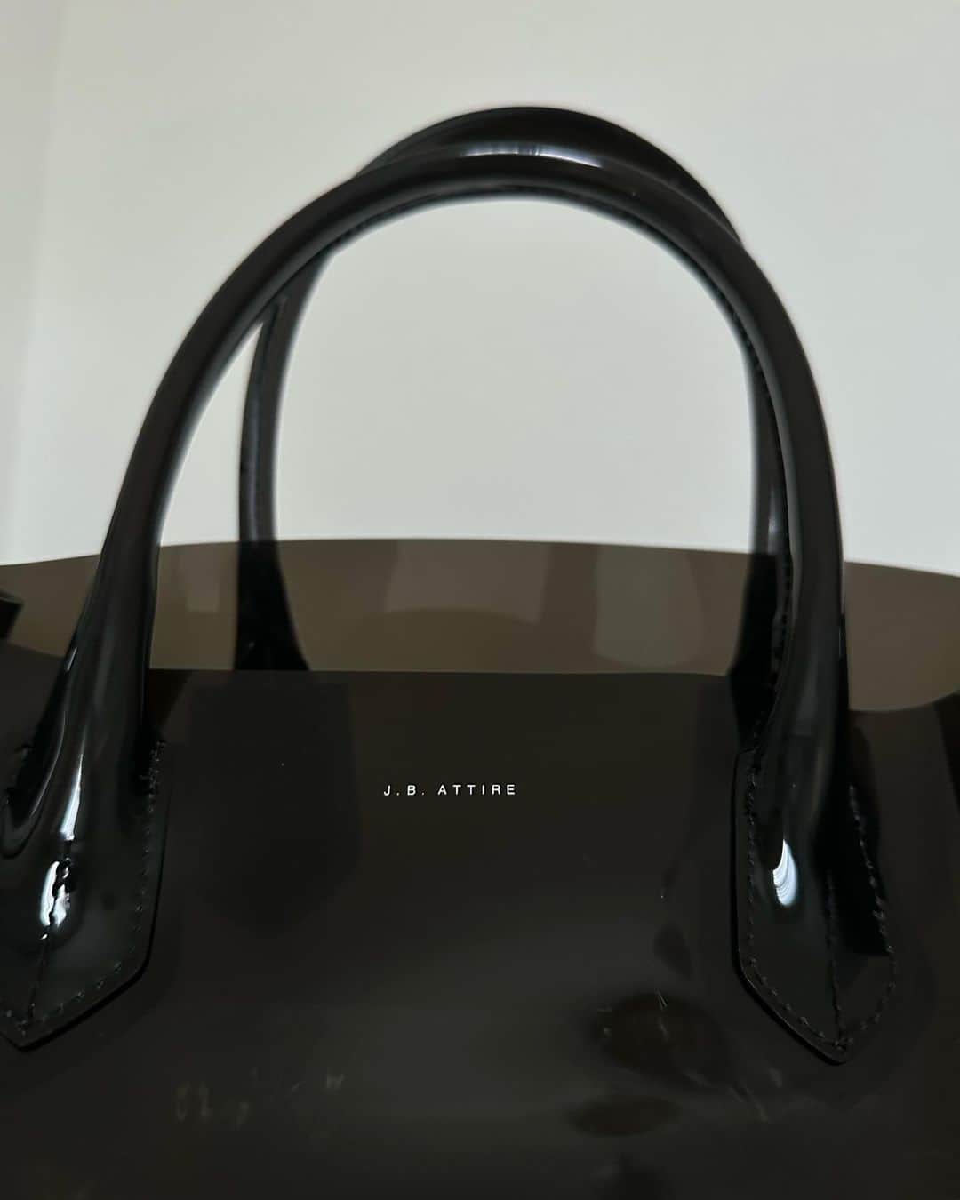松本恵奈のインスタグラム：「遊び心あふれたビニールBAG◯ らしさがあってとっても素敵です😊✨ @keijikaneko ありがとうございました♡ 展示会でオーダーしたデニム達も届くの楽しみだなぁ♡ #jbattire #bag」