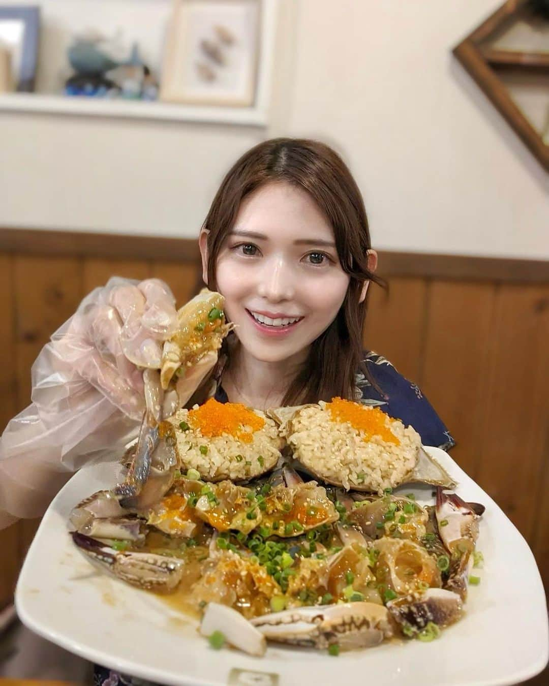 大見さなえのインスタグラム：「歌舞伎町『海雲台(ヘウンデ)2号店』 ケジャンやタコの踊り食いがある韓国料理店🇰🇷 ⁡ 【カンジャンケジャン】 しっかり味染みててトロトロ✨味噌甘い🦀 ⁡ 蟹甲羅の中にごはんもセットで入ってて 旨味の詰まったタレとそのまま食べたり、 ケジャンの身をごはんの上にのせて まぜまぜして食べると美味しさ爆発🤤🍚 ⁡ 他にもタコの踊り喰いや、豚チーズキムチ、 サザエの壺焼きは火が上がったまま登場🔥 みんなでわいわい楽しめる空間だった✨ ⁡ この日は食べたいものを単品で注文したけど セットでお得なお料理多めなお店！ ⁡ 韓国料理好きなよしみちゃんと一緒に👭💓 ーーーーーーーーーーーーーーーーーーーーー エリア　歌舞伎町 予算　5,000円〜8,000円 オススメ　カンジャンケジャン 、サンナッチ ーーーーーーーーーーーーーーーーーーーーー #海雲台 #ヘウンデ #海雲台2号店 #歌舞伎町グルメ #新大久保グルメ #韓国料理 #カンジャンケジャン #ケジャン #강장케장　#케장」