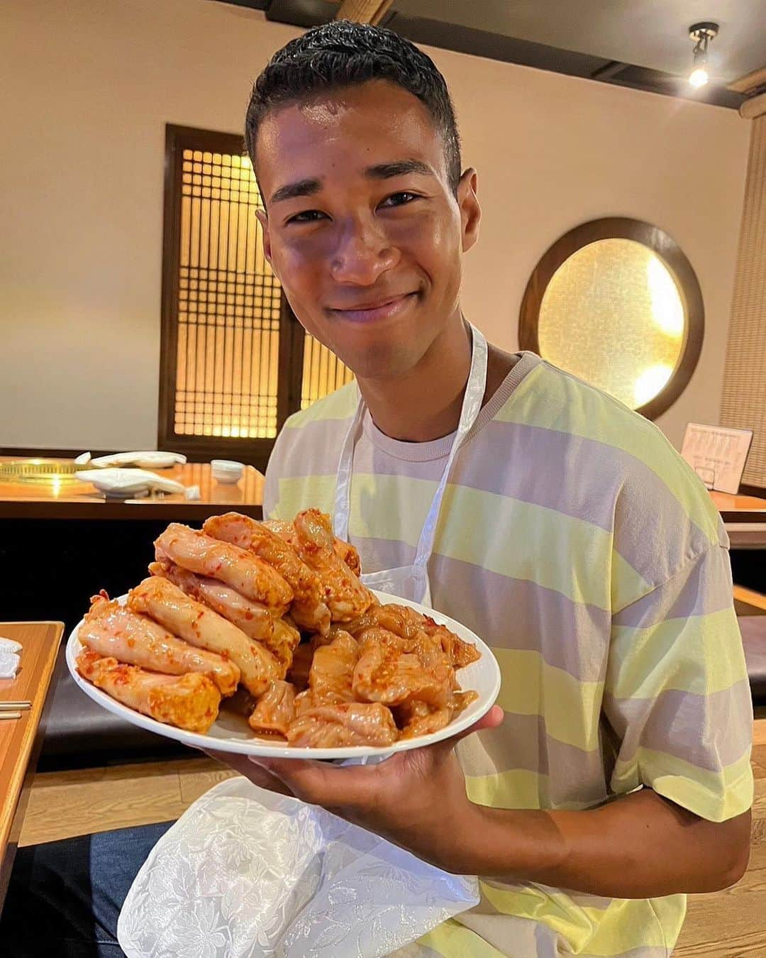 澤井一希のインスタグラム：「. 大好きなホルモン連れて行って頂いた時の🤤🥩  美味しすぎて無限に食べれそうでした🥹  ホルモン最高ー！！！笑  #好きな食べ物 #ランキング1位 #ホルモン #マルチョウ #シマチョウ #食べるの大好き #パリコレ #モデル #俳優 #澤井一希 #人生を笑ってサバイブするオトコ  #ウントコの民」