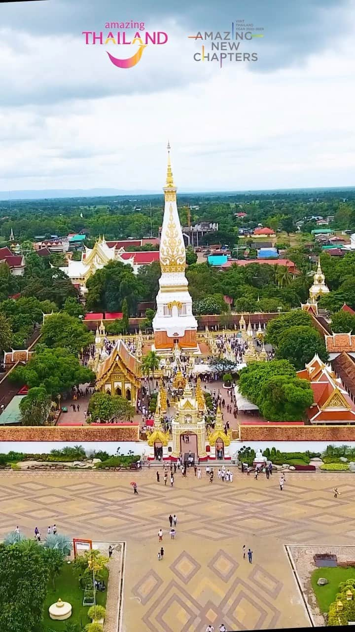 タイ国政府観光庁のインスタグラム：「. ༉‧₊˚ 🇹🇭わざわざ行きタイ旅！ ⠀ ⋯⋯⋯⋯⋯⋯⋯⋯⋯⋯⋯⋯✈ 📣映像では、前半がナコーンパノム県の「ワット・プラタート・パノム・ウォラマハウィハーン」をご紹介しており、後半でコーンケーン県の「ワット・ノン・ウェーン」をご紹介しています。 今回は、「ワット・ノン・ウェーン」についてご紹介いたします✨  毎週土曜日は、まだあまり知られていないタイの観光スポットをご紹介♪   今回は北イサーンで訪れたい寺院「ワット・ノン・ウェーン」へ✨  1789年に設立されたワット・ノン・ウェーンは、コーンケーン県のケンナコーンという湖そばにある寺院🕊  1981 年に模範寺院、1983 年には優秀寺院として表彰され、翌1984 年からはさらに格上の王室寺院に定められました💁‍♀️  9 階建ての煌びやかな仏塔プラ・マハータート・ケンナコーンには、その最上階に仏陀の遺骨が安置されています🙏　また仏塔の扉や窓に刻まれている模様にも注目👀　かつての仏陀の生まれ変わりや、創造神で日本では「梵天」としても知られるブラフマーの世界の16 種の神々、さらに仏教の儀式などが、細かく見事な技巧で描かれています✨  最上階からは街のパノラマビューを楽しむことも😌　市内からは車で約10分とアクセスも良好です◎　イサーン旅行に組み込んで、ぜひ訪ねてみてください🙌  ☆「行ってみたい！」：いいね❤をタップ ★「参考になった！」：保存ボタン🔖をタップ  #タイ #コーンケーン #イサーン #ワットノンウェーン #タイ寺院 #お寺巡り #仏塔 #タイ文化 #今こそタイへ #こんなタイ知らなかった #もっと知りタイ #はじめてのタイ #タイ旅行 #コーンケーン旅行 #イサーン旅行 #旅好きな人と繋がりたい #thailand #khonkaen #khonkaentrip #watnongwaeng #phramahathatkaennakhon #temple #pagoda #thainess #amazingthailand #thailandtravel #thailandtrip #thaistagram #lovethailand #amazingnewchapters」