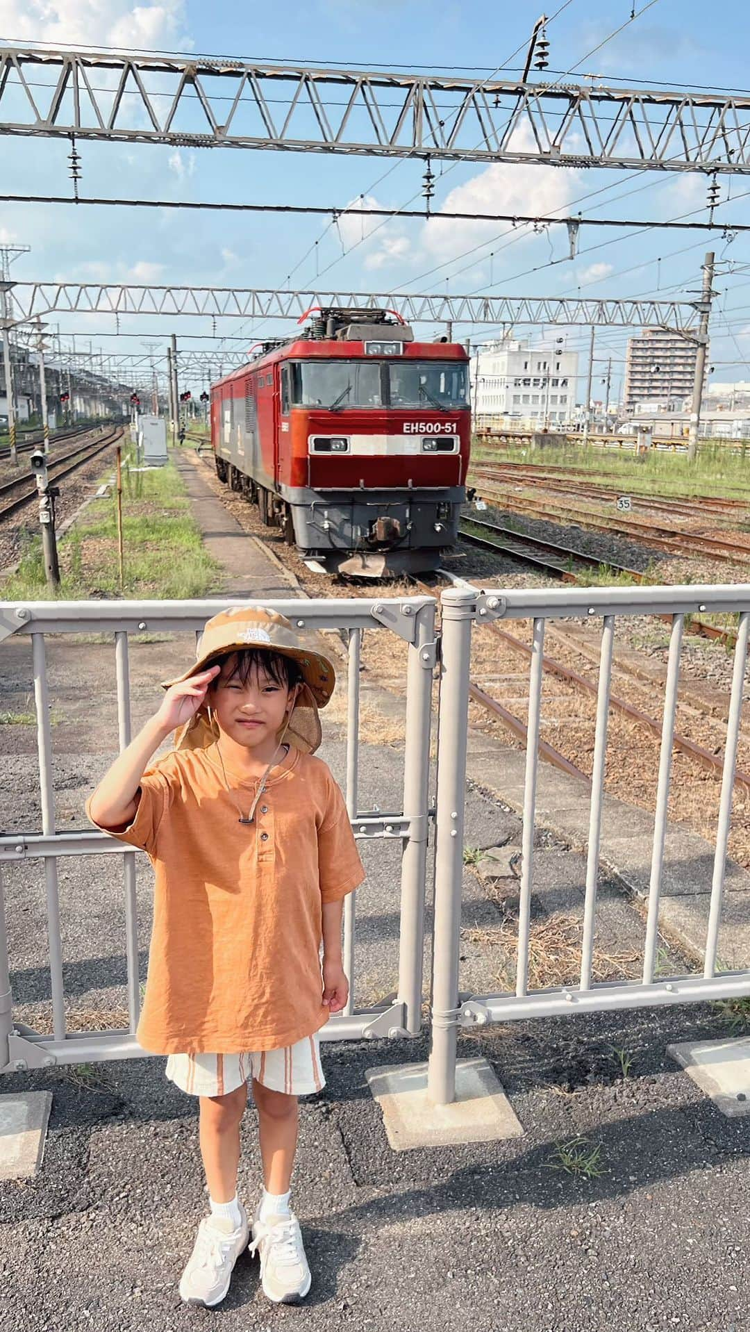 宮崎真梨子のインスタグラム：「… #夏休み旅行  最終日は郡山駅に寄り道🚉 ∵ 郡山貨物ターミナルに行きたかったけど、郡山駅から結構貨物列車が見えたので、駅でたくさん電車を見ました👦 通過する新幹線のスピードに1番びっくりしましたw怖いくらい早かった😂 ∵ ∵ #夏休みの思い出 #福島観光 #郡山駅 #磐越西線 #磐越東線 #子鉄活動 #ローカル線 #貨物列車」