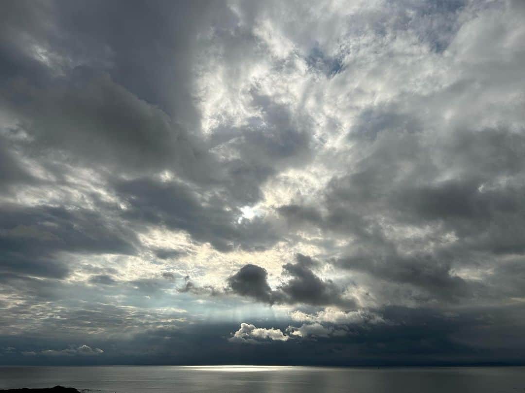 中岡由佳さんのインスタグラム写真 - (中岡由佳Instagram)「❇︎ 逗子と葉山へ。曇り空の隙間から、海に光が射し込む景色が美しく、ずっと眺めていました。神々しい瞬間でした。  #hayama #葉山 #sea #海 #Japan #日本」9月23日 17時44分 - yuka_nakaoka