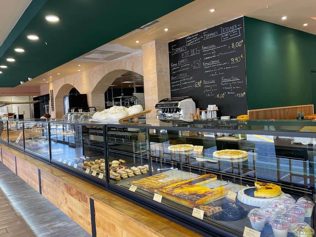 朝井麗華のインスタグラム：「フランス🇫🇷のパン屋さんがオシャレすぎる！そしてめちゃめちゃ広い😳 French bakeries are so stylish! And wide🍞🥐  普通のスーパーにワインがズラリ。 しかもこの色の統一感✨オシャレすぎる😎 The uniformity of wine colors is like art ✨  フランスはBIO商品が何でもある！醤油もホラ☆キッコーマンのBIO版なんてあるんだね😳 France has all kinds of BIO products! Soy sauce too! And there is a BIO version from Kikkoman!  というわけで、フランスでの食生活は快適でした😋 Eating habits in France were comfortable💓  #France #フランス #フランスのパン屋 #BIOLIFE」