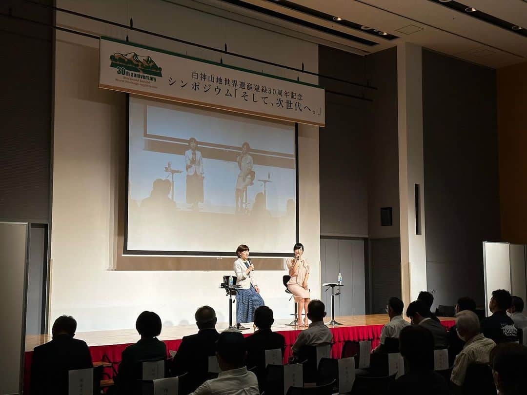 釈由美子さんのインスタグラム写真 - (釈由美子Instagram)「白神山地世界遺産登録30周年記念  あきた白神まつり シンポジウム「そして、次世代へ。」  第3部の講演に登壇させて頂きました。  私が山好きになるきっかけとなったエピソードや  家族登山から得られる気付き、学び。  著書『山の常識　釈問百答』より 山にまつわる“へぇ〜😮”クイズを会場の皆様に出題させて頂き  和やかな雰囲気で、山に親しみを持っていただけるようなお話をさせて頂きました。  白神山地が世界遺産に登録されて 今年でちょうど30周年になります。  そのような節目の年に 白神山地の魅力や環境保全についても 皆様と一緒に考える機会を頂けて感謝しております。  壮大な景観、美しく神秘的な森林の白神山地は 日本が世界に誇れる宝物です。  私たちは太古から続くこの原生林に畏敬の念を忘れず その美しさと豊かさを未来へ受け継ぐ責任があります。  自然と共に生き、共に育むことは この世代から次の世代に繋ぐ大切な使命です。  昨今の気候変動を鑑みると 環境保護と持続可能な社会に対する意識を より高めていかなければいけないと強く思います。  地元の方々は、この素晴らしい遺産を守るために 日々たゆまぬ熱意と努力で 環境保全や地域振興にご尽力くださり 心から敬意を表します。  私も次回はぜひ家族で白神山地を訪れて 神気に満ちた原生林の空気を胸いっぱい吸い、 五感で感じた白神山地の魅力を たくさんの人に発信していきたいと思います😌  @shirakami30th   #白神山地 #あきた白神まつり #秋田」9月23日 17時46分 - yumikoshaku