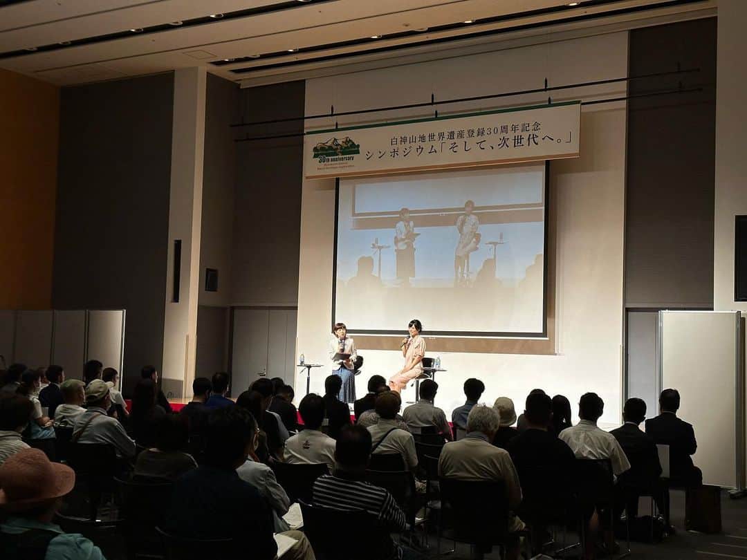 釈由美子さんのインスタグラム写真 - (釈由美子Instagram)「白神山地世界遺産登録30周年記念  あきた白神まつり シンポジウム「そして、次世代へ。」  第3部の講演に登壇させて頂きました。  私が山好きになるきっかけとなったエピソードや  家族登山から得られる気付き、学び。  著書『山の常識　釈問百答』より 山にまつわる“へぇ〜😮”クイズを会場の皆様に出題させて頂き  和やかな雰囲気で、山に親しみを持っていただけるようなお話をさせて頂きました。  白神山地が世界遺産に登録されて 今年でちょうど30周年になります。  そのような節目の年に 白神山地の魅力や環境保全についても 皆様と一緒に考える機会を頂けて感謝しております。  壮大な景観、美しく神秘的な森林の白神山地は 日本が世界に誇れる宝物です。  私たちは太古から続くこの原生林に畏敬の念を忘れず その美しさと豊かさを未来へ受け継ぐ責任があります。  自然と共に生き、共に育むことは この世代から次の世代に繋ぐ大切な使命です。  昨今の気候変動を鑑みると 環境保護と持続可能な社会に対する意識を より高めていかなければいけないと強く思います。  地元の方々は、この素晴らしい遺産を守るために 日々たゆまぬ熱意と努力で 環境保全や地域振興にご尽力くださり 心から敬意を表します。  私も次回はぜひ家族で白神山地を訪れて 神気に満ちた原生林の空気を胸いっぱい吸い、 五感で感じた白神山地の魅力を たくさんの人に発信していきたいと思います😌  @shirakami30th   #白神山地 #あきた白神まつり #秋田」9月23日 17時46分 - yumikoshaku